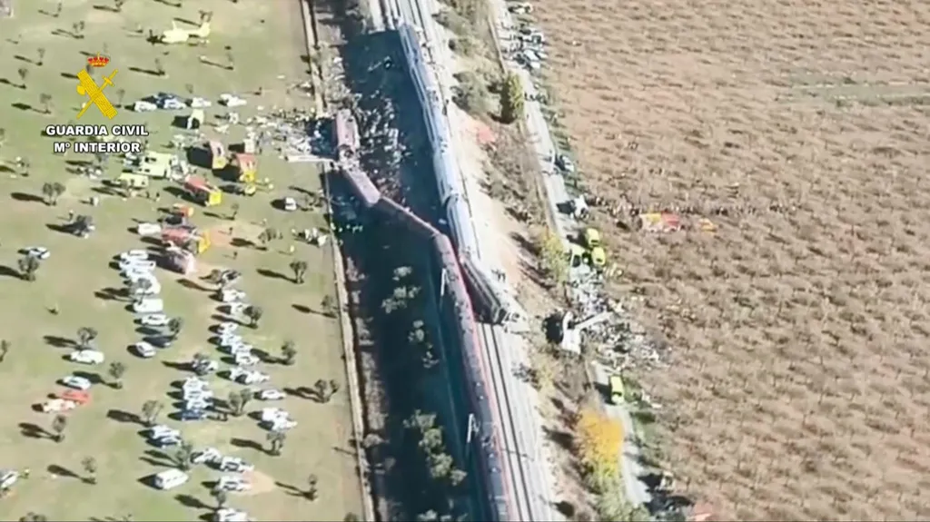 西班牙一輛暫停的列車遭國營高鐵追撞，造成至少30人死亡的悲劇。（美聯社）