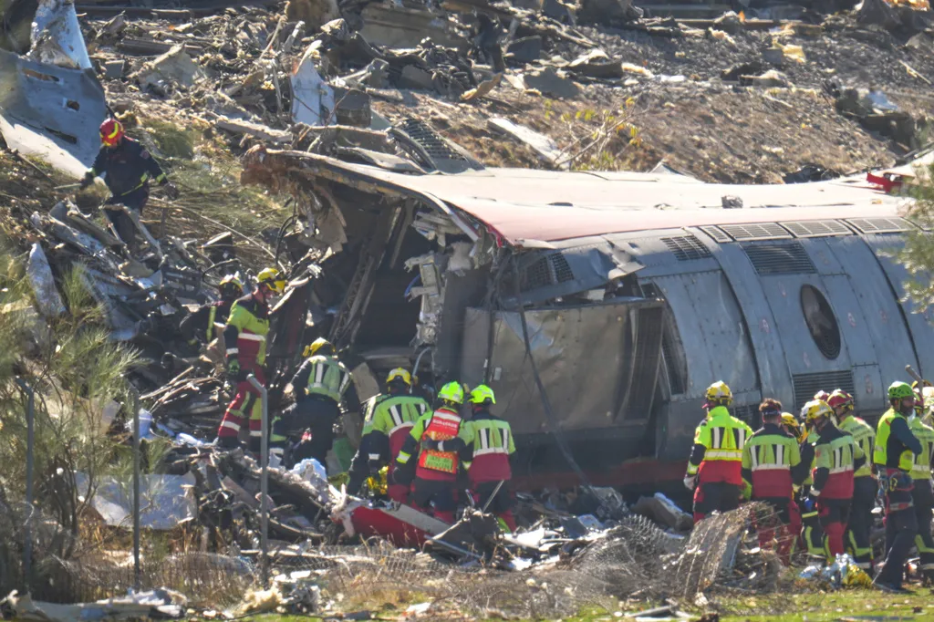 西班牙一輛暫停的列車遭國營高鐵追撞，造成至少30人死亡的悲劇。（美聯社）