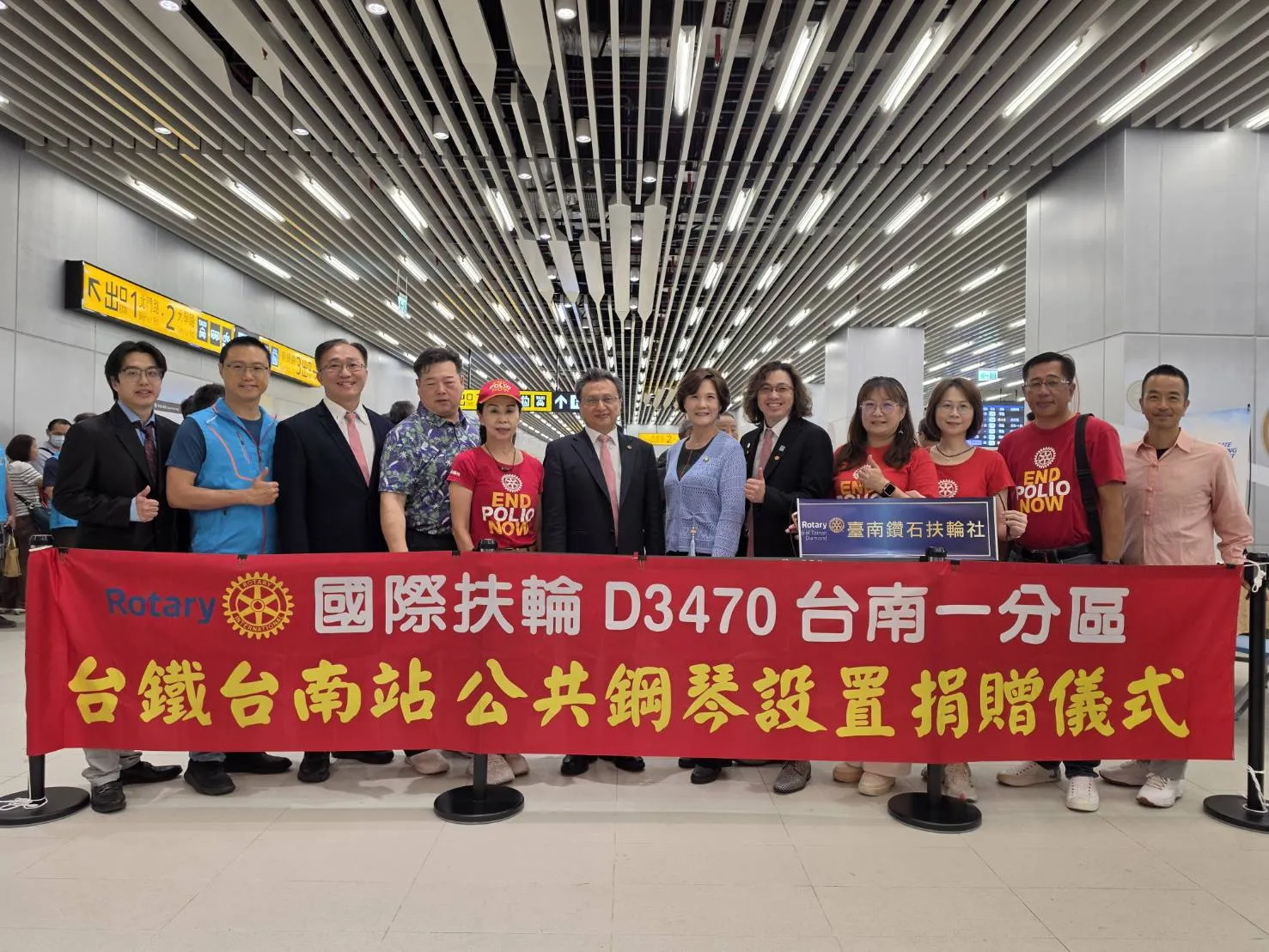 6.台南扶輪社媒合捐贈公共鋼琴，社長郭泰麟(圖中央穿西裝者)全程操持處理，並承諾該社負擔3年鋼琴維護費用。(圖/台南扶輪社提供)