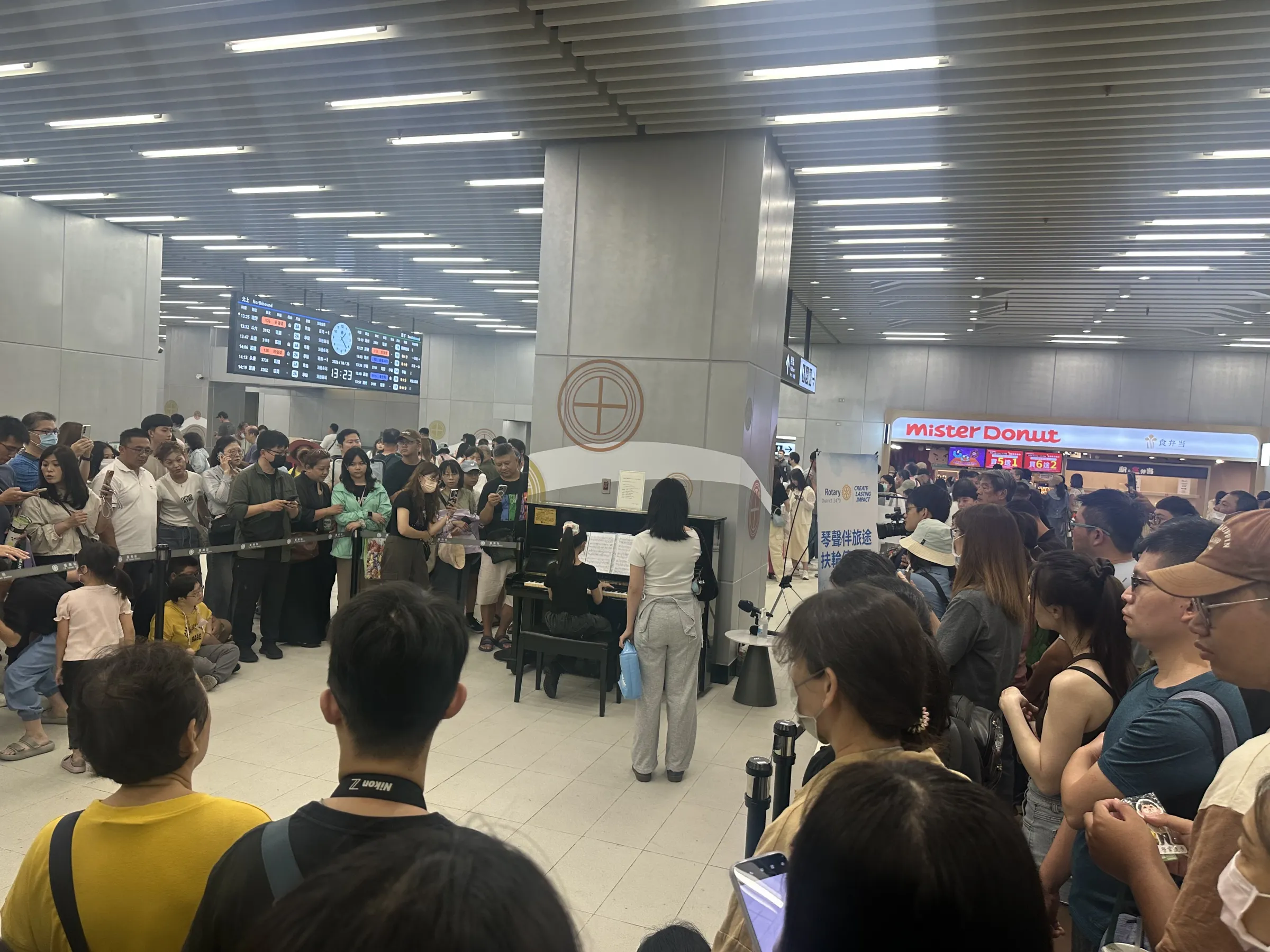 台南車站公共鋼琴話題引爆台灣現象級網路流量風暴極為罕見，至今熱度未歇。(圖/台南扶輪社提供)