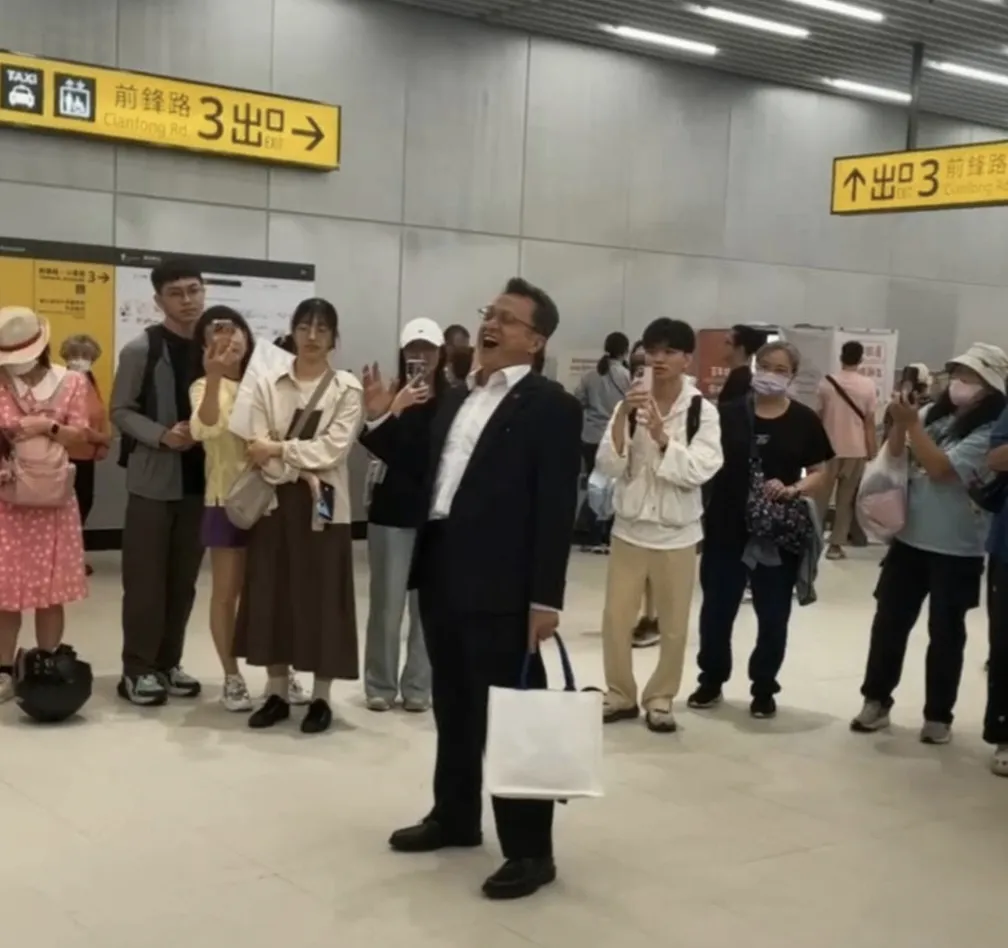 網民口中的「路過聲樂家」正是媒合並捐贈鋼琴給台南新車站的「台南扶輪社」社長郭泰麟，他在10/17鋼琴入厝車站當天、現場即興唱了兩首義大利歌曲。(圖/台南扶輪社提供)