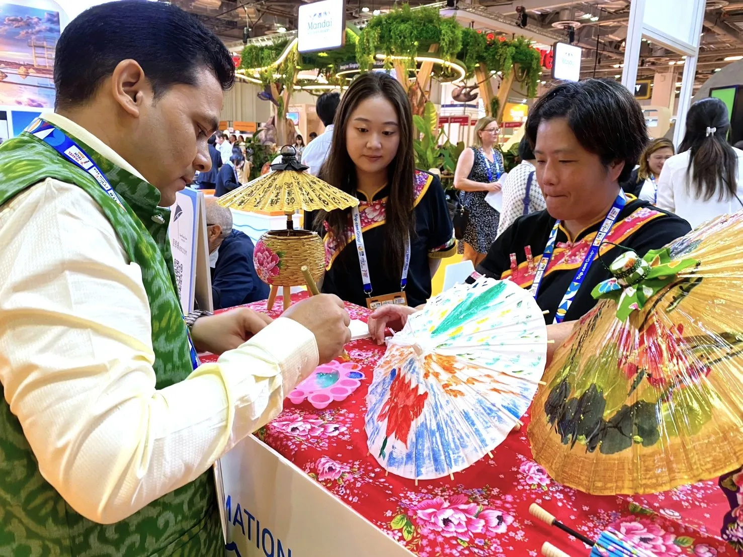 圖說：市府團隊參加「2026亞洲國際旅遊展（ITB Asia）」，經發局另邀請美濃「原鄉緣紙傘文化村」於展場演示紙傘彩繪工藝，向國際買家展現高雄豐富的文化底蘊與城市魅力。(圖/財團法人台灣經濟研究院提供)