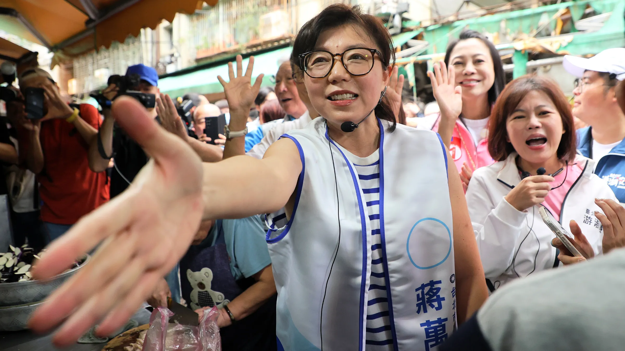 20261029-台北市長蔣萬安妻子石舫亘29日至湖光市場掃街拜票。（柯承惠攝）