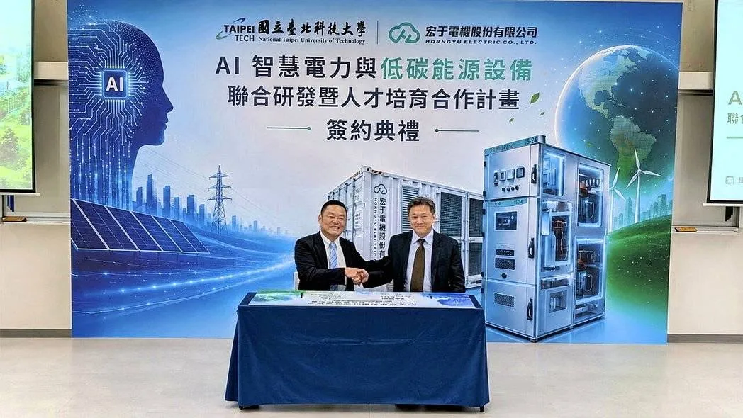 宏于電機總經理詹家榮（左）與北科大產學長李魁鵬（右）簽署合作協議，推動智慧能源研發與人才培育。（圖／北科大提供）