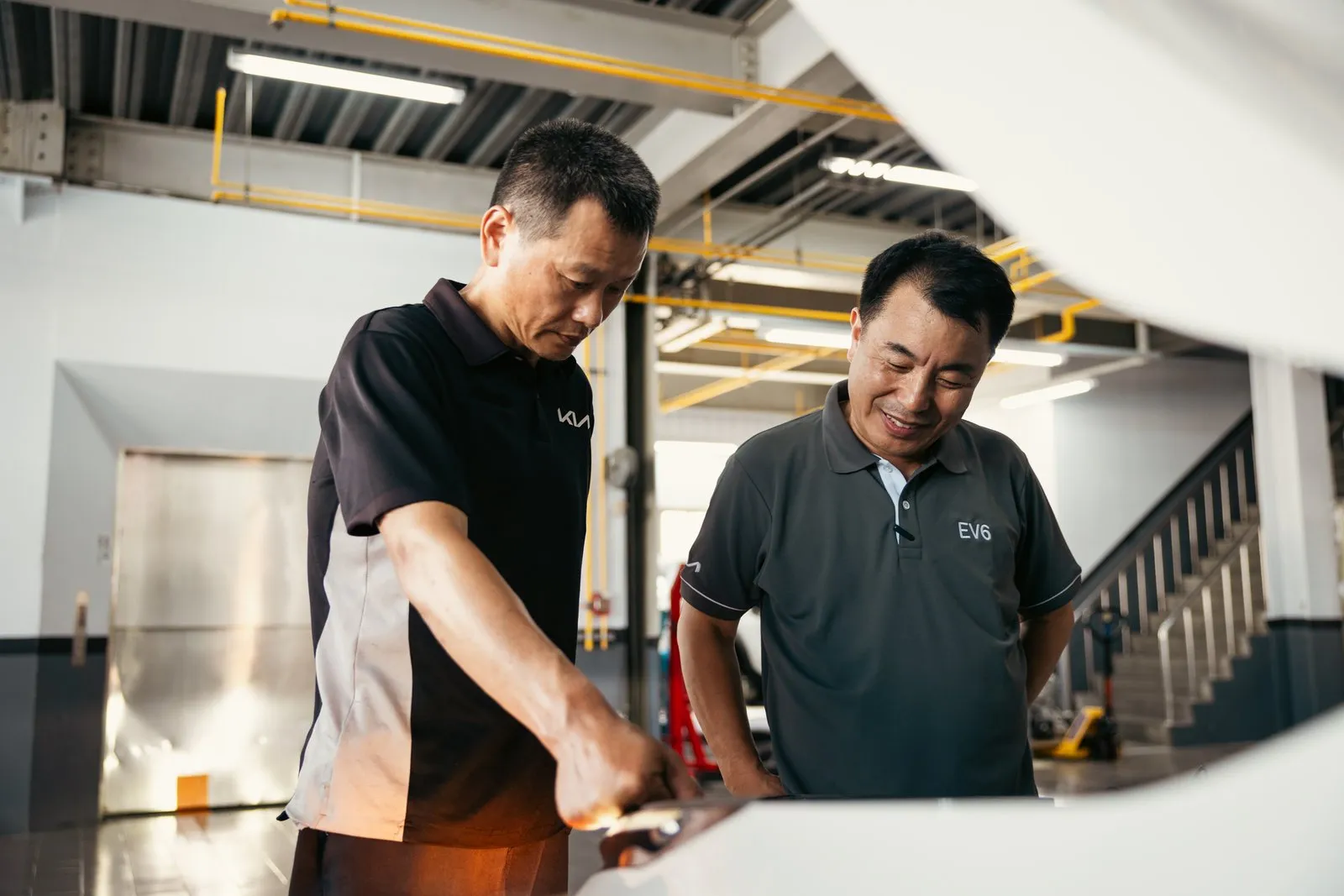 Kia韓國母廠技術專家們與台灣售後服務團隊攜手合作，以原廠標準作業流程與專業診斷設備，提供車主一對一的專業健檢服務。(圖片提供: 台灣森那美起亞)
