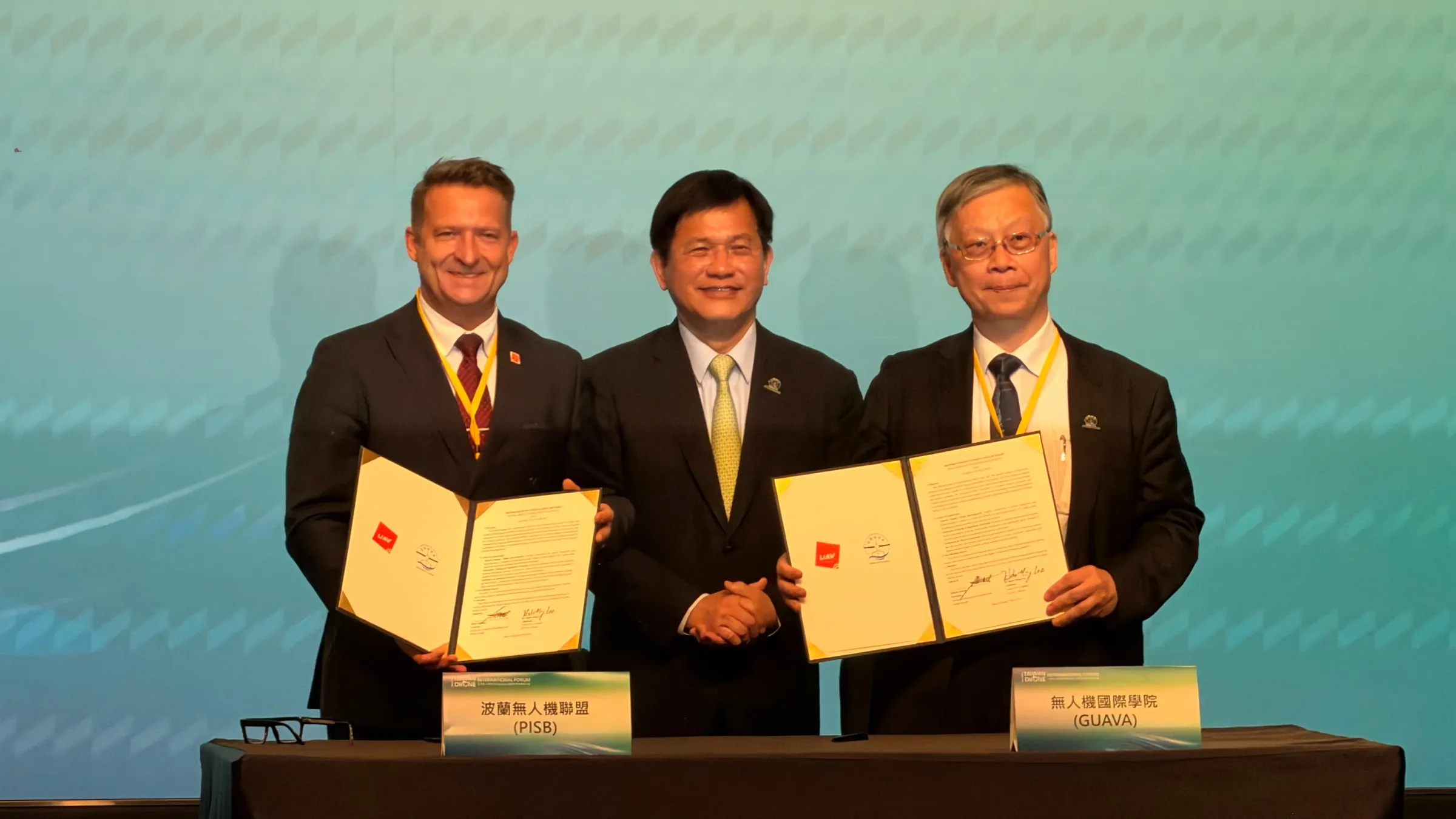 20261030-外交部30日舉辦「2026台灣無人機國際論壇暨無人機國際學院開幕活動」，外交部長林佳龍（中）見證無人機國際學院與波蘭無人機協會簽署MOU。（鍾秉哲攝）