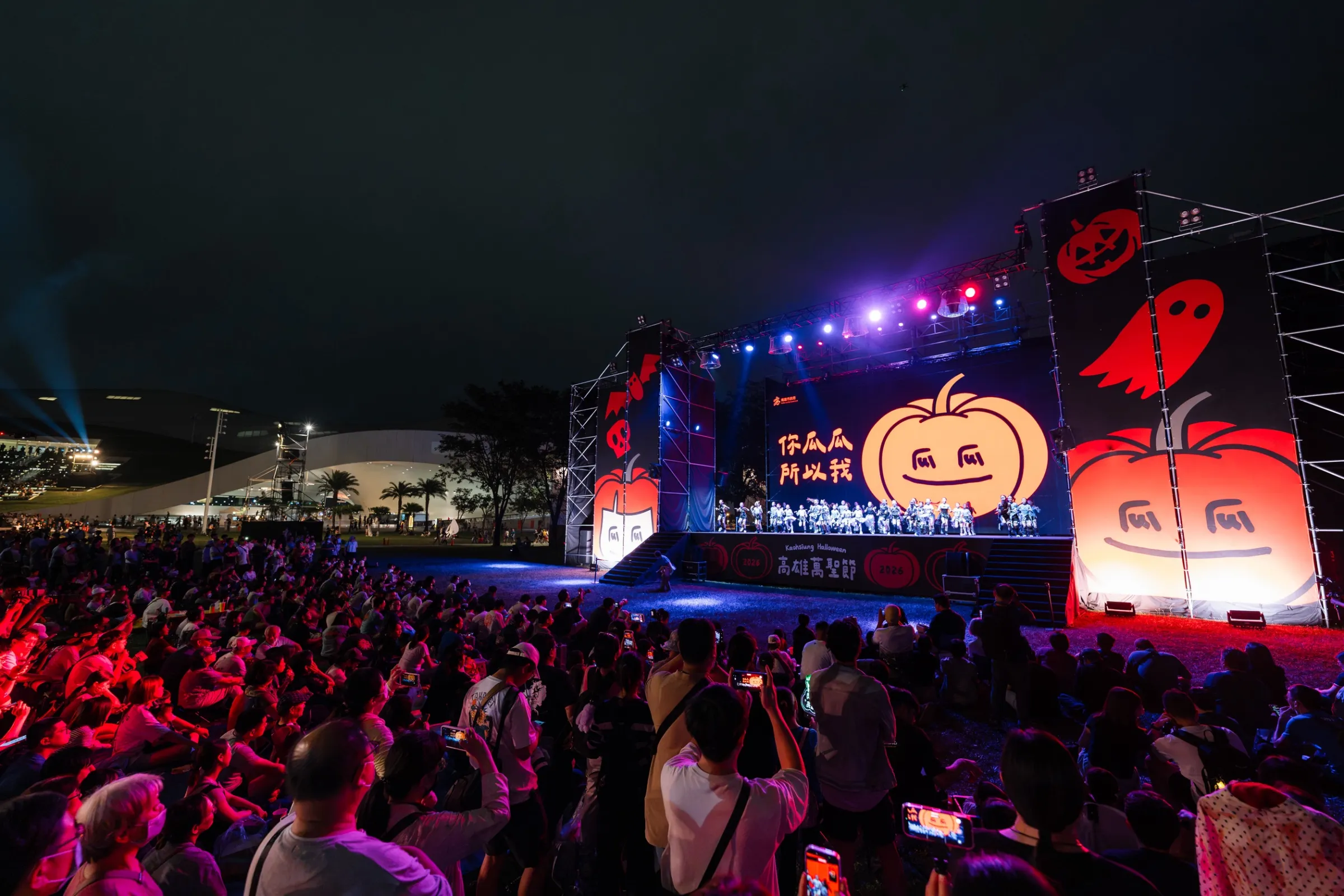 今年南瓜燈光秀再度升級，透過360度燈光展演打造更具視覺震撼的節慶亮點，並規劃九大主題打卡專區，讓民眾感受萬聖節的奇幻魅力。（圖/高雄市政府）