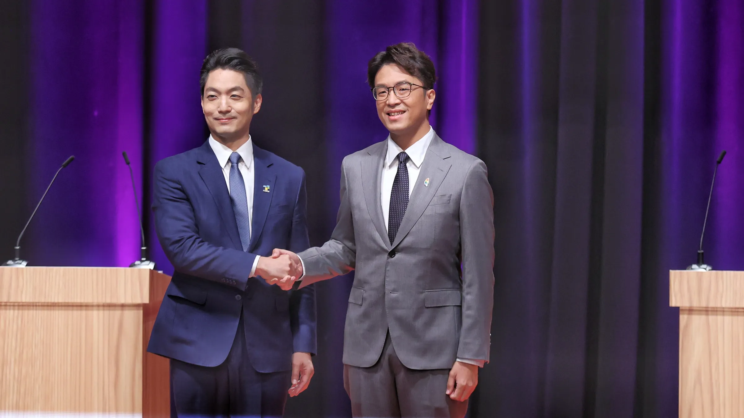 20261031-國民黨台北市長候選人蔣萬安（左）、民進黨台北市長候選人沈伯洋（右）31日出席台北市長選舉電視辯論會。（柯承惠攝）