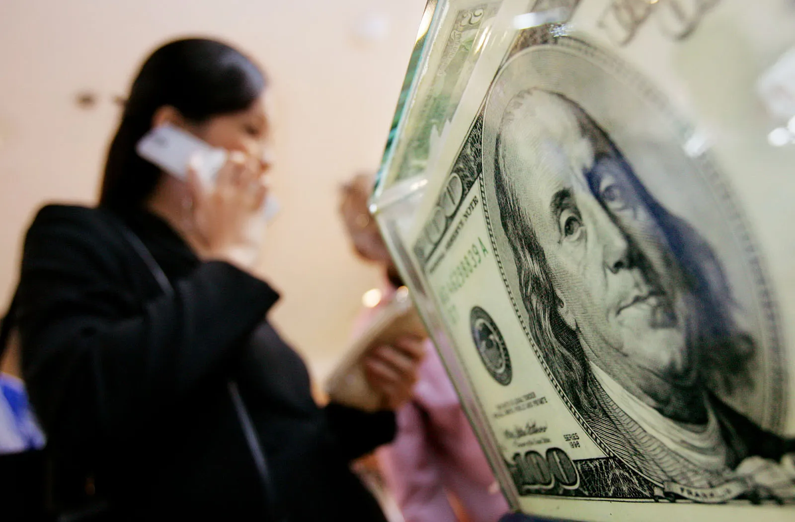 美國聯準會持續大規模購債，資產規模的膨脹速度遠超過2008年金融海嘯時期。（美聯社）