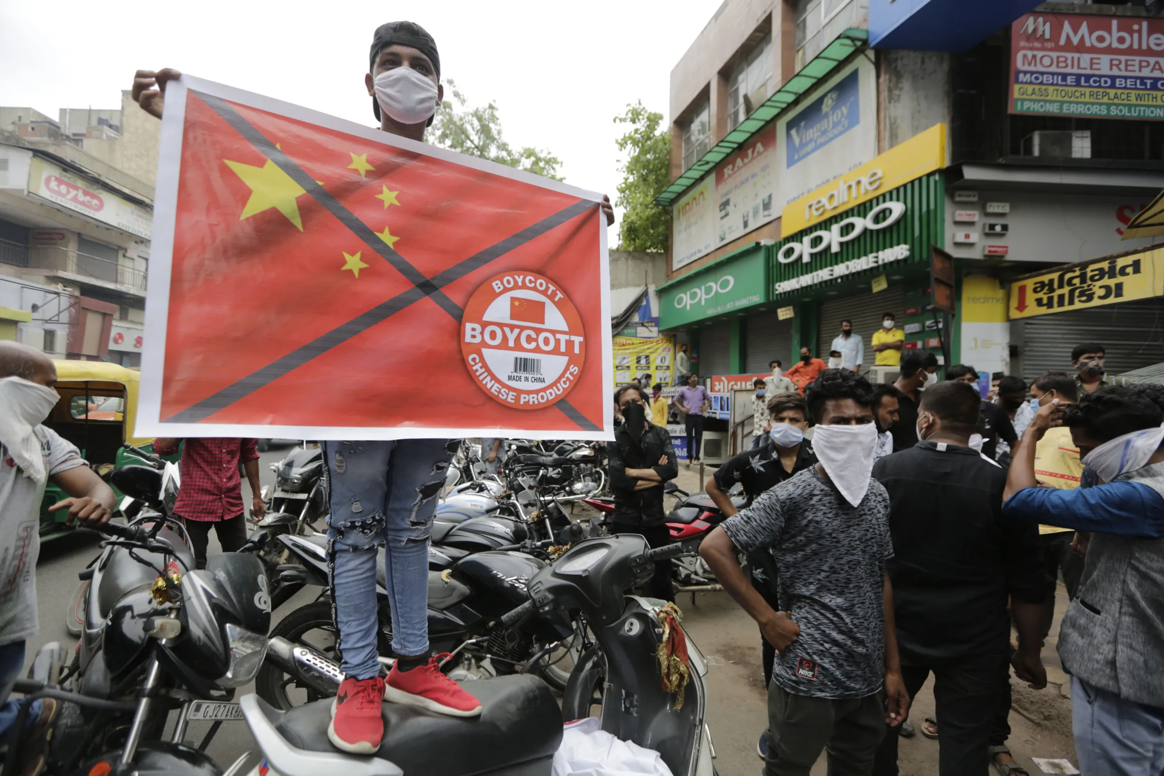 中印衝突後，示威民眾要求抵制中國。（美聯社）