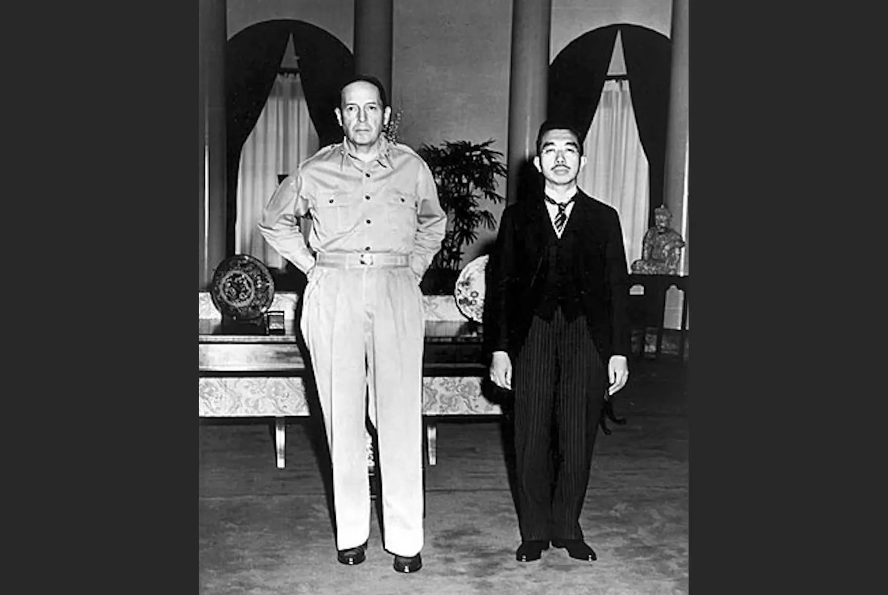 1945年9月27日、マッカーサーと昭和天皇初会面。（ウィキペディア／パブリックドメイン）