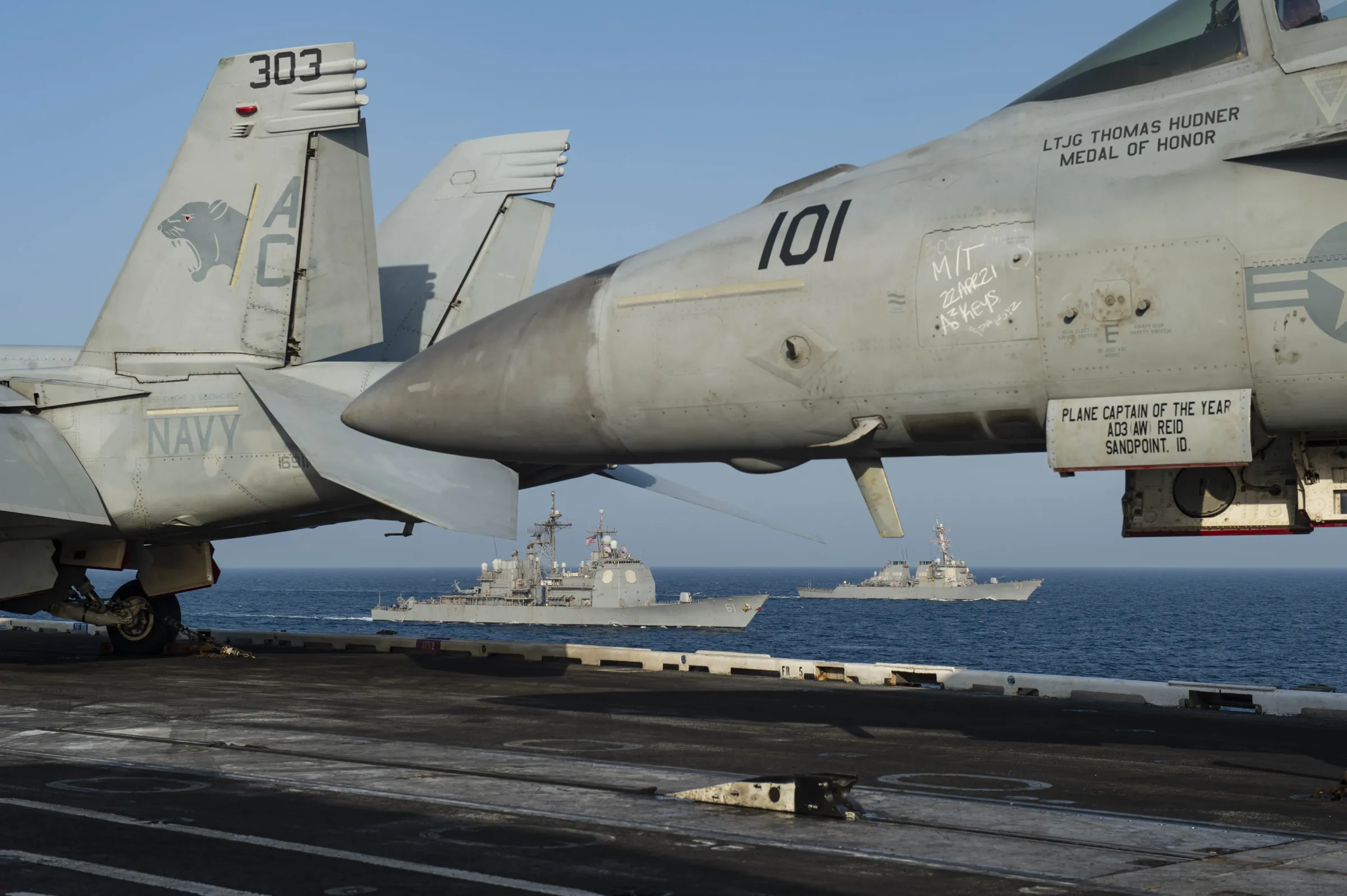 2021年4月24日，艾森豪號（CVN 69）航母打擊群在阿拉伯海巡弋，巡洋艦蒙特雷號（CG 61）與驅逐艦米徹爾號（DDG 57）在一旁護航。（美國海軍官網）