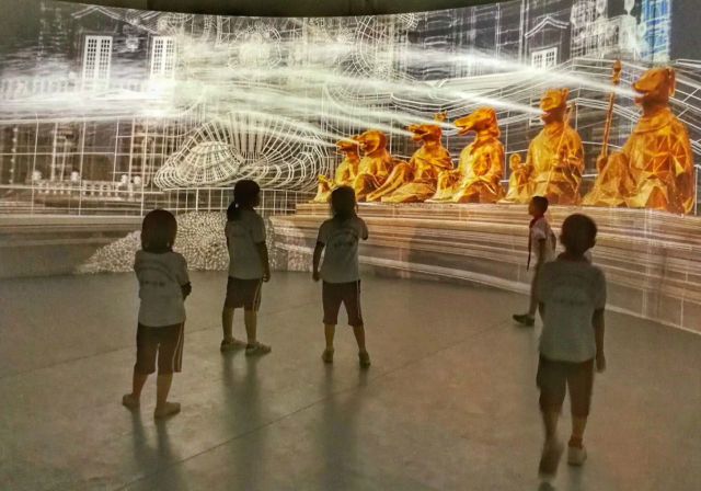 在數字圓明園「重返·海晏堂」E-MAX沉浸交互秀上，孩子們看到了數字復原的獸首形象。（新華社）