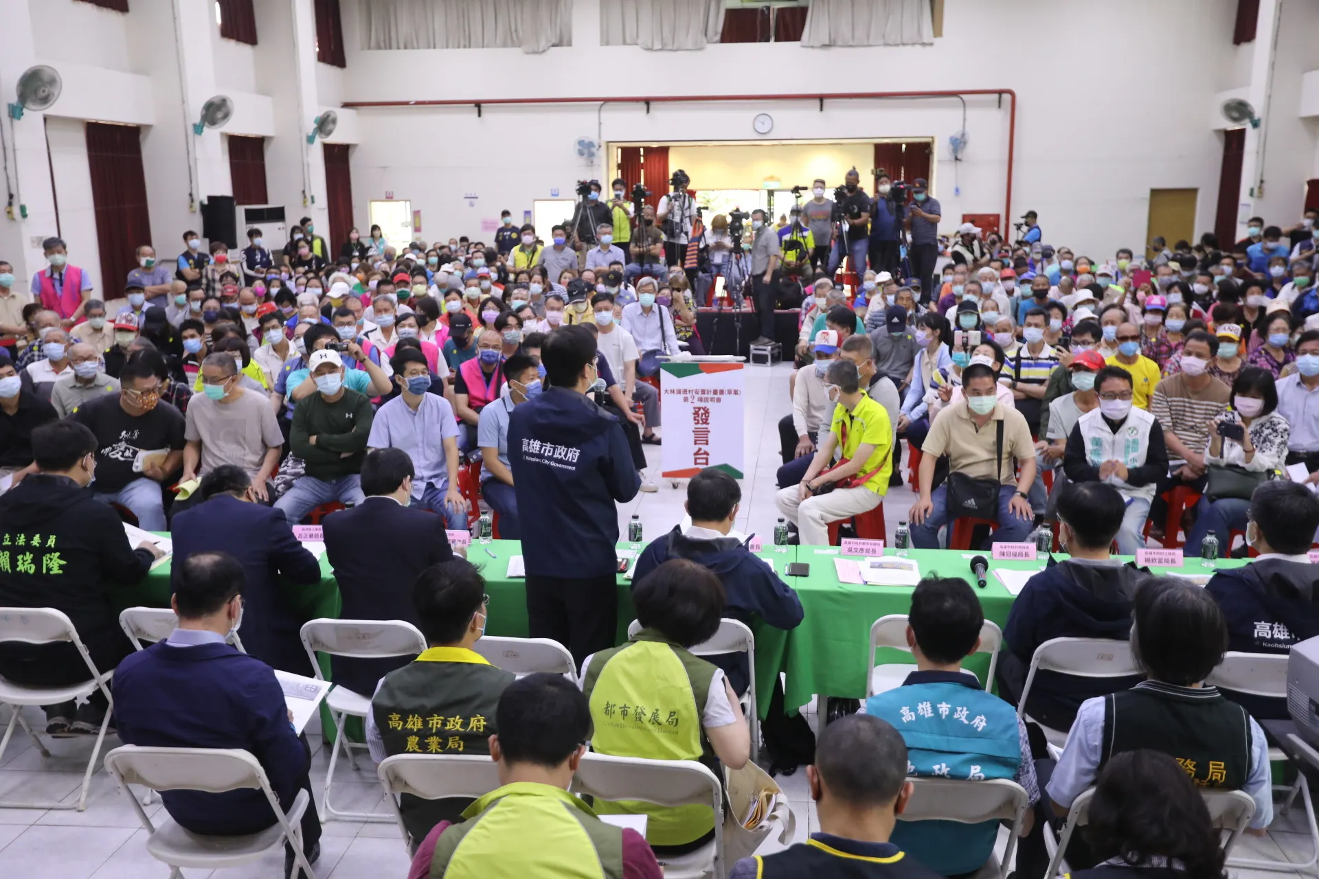 高雄市長陳其邁27日偕同經濟部次長林全能及市府團隊，親自到小港大林蒲辦理遷村計畫(草案)第二次說明會。（圖/高市府提供）