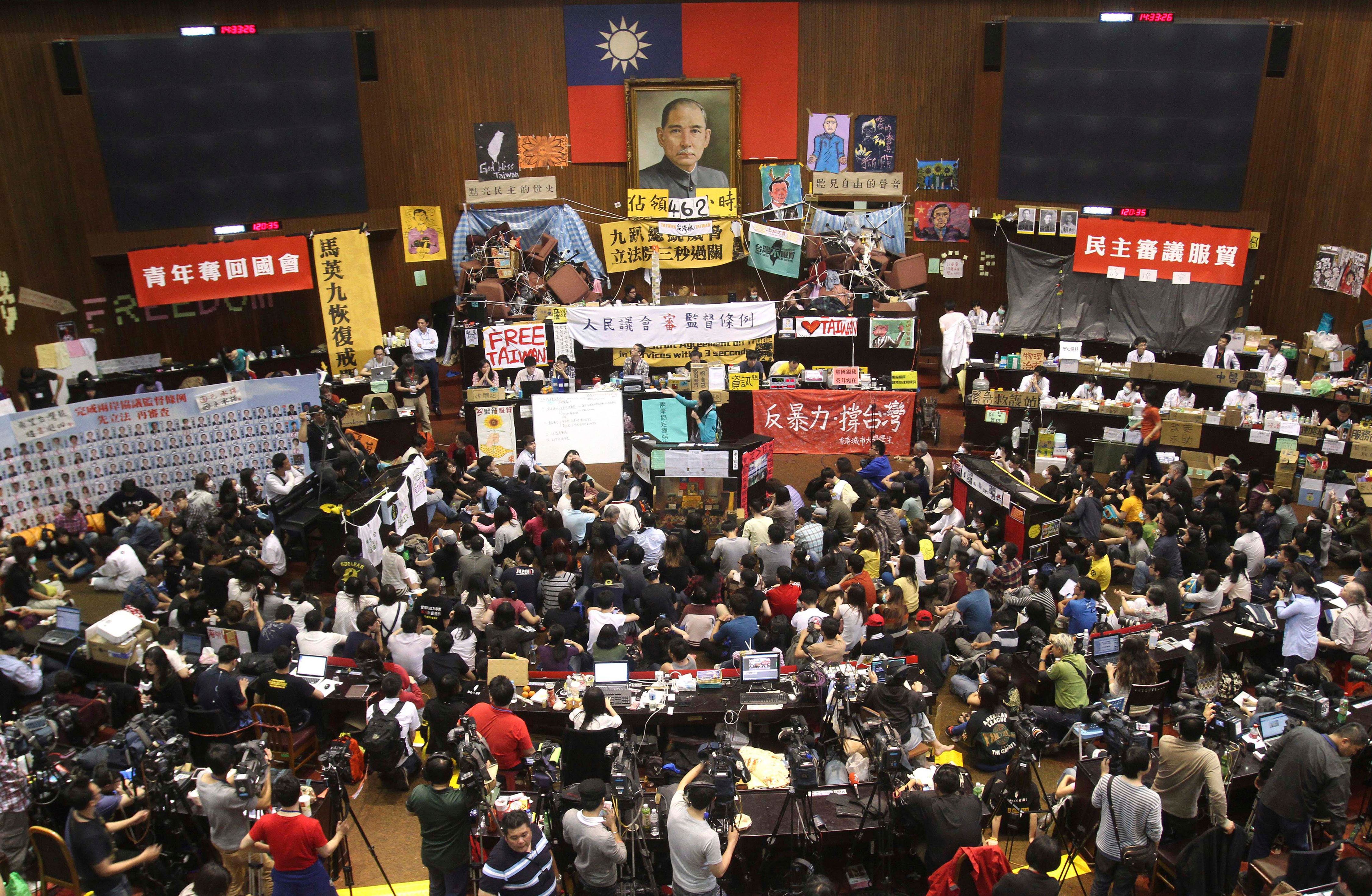 兩岸關係發展史，2014年4月，太陽花學運佔領立法院（美聯社）