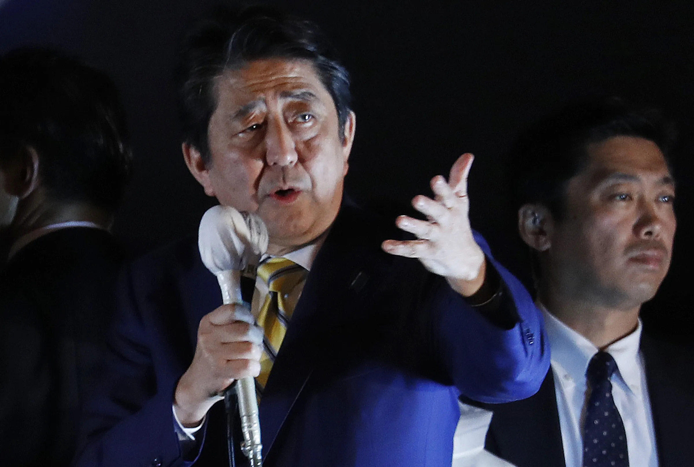 日本眾議院大選2017年10月22日登場，首相兼自民黨領導人安倍晉三在投票前夕全力為黨籍候選人助選（AP）