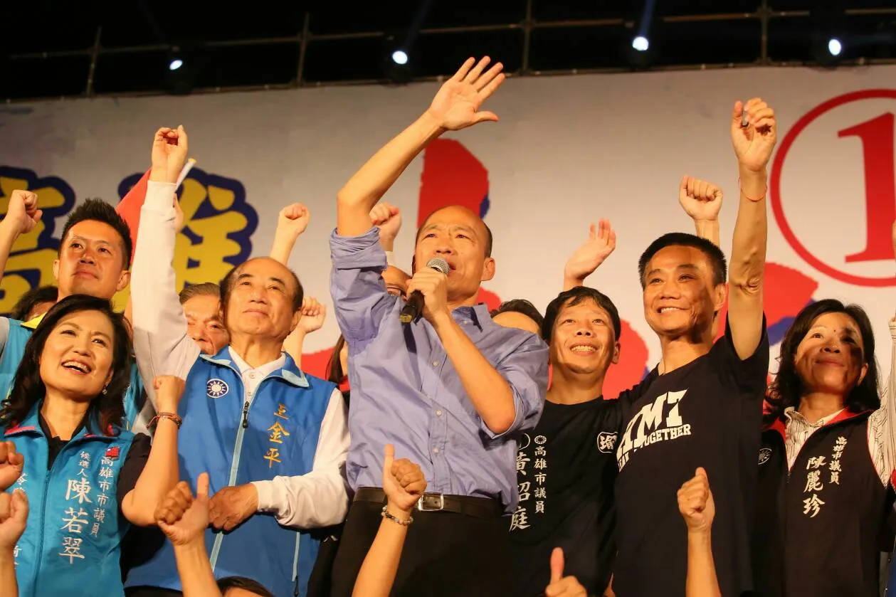 韓国瑜氏（中央）が高雄市長選に出馬した際、「韓流」はまる2カ月以上燃え続け、投票日の直前になってようやく韓氏の支持率が民進党の対立候補、陳其邁氏を逆転した
