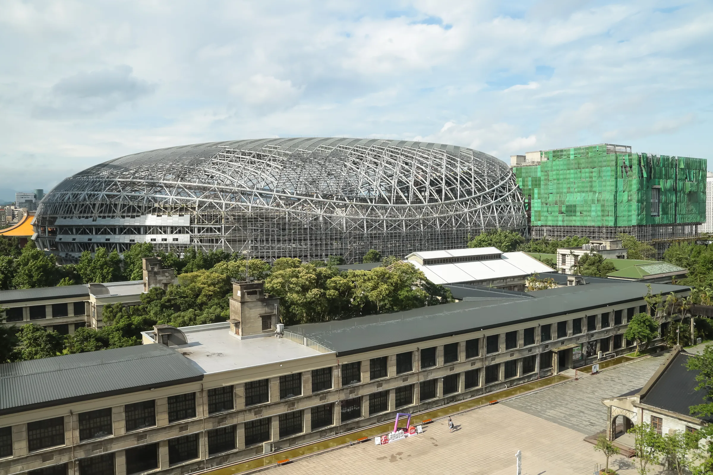 由松菸園區文創大樓晀台北大巨蛋及附屬設施全景。（顏麟宇攝）