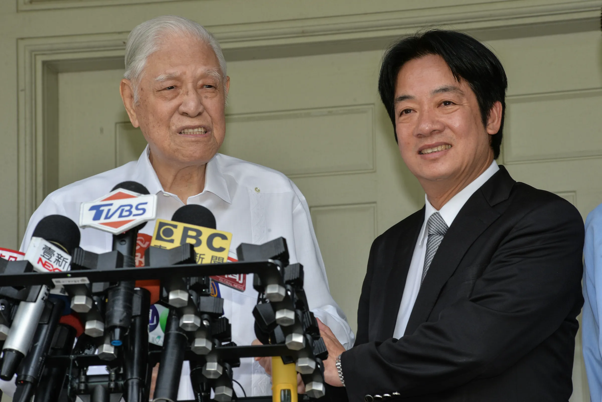 2017年9月24日、行政院長を務めていた頼清徳氏が元総統の李登輝氏を表敬訪問し、取材に応じる李氏に同席した。（写真：甘岱民撮影）