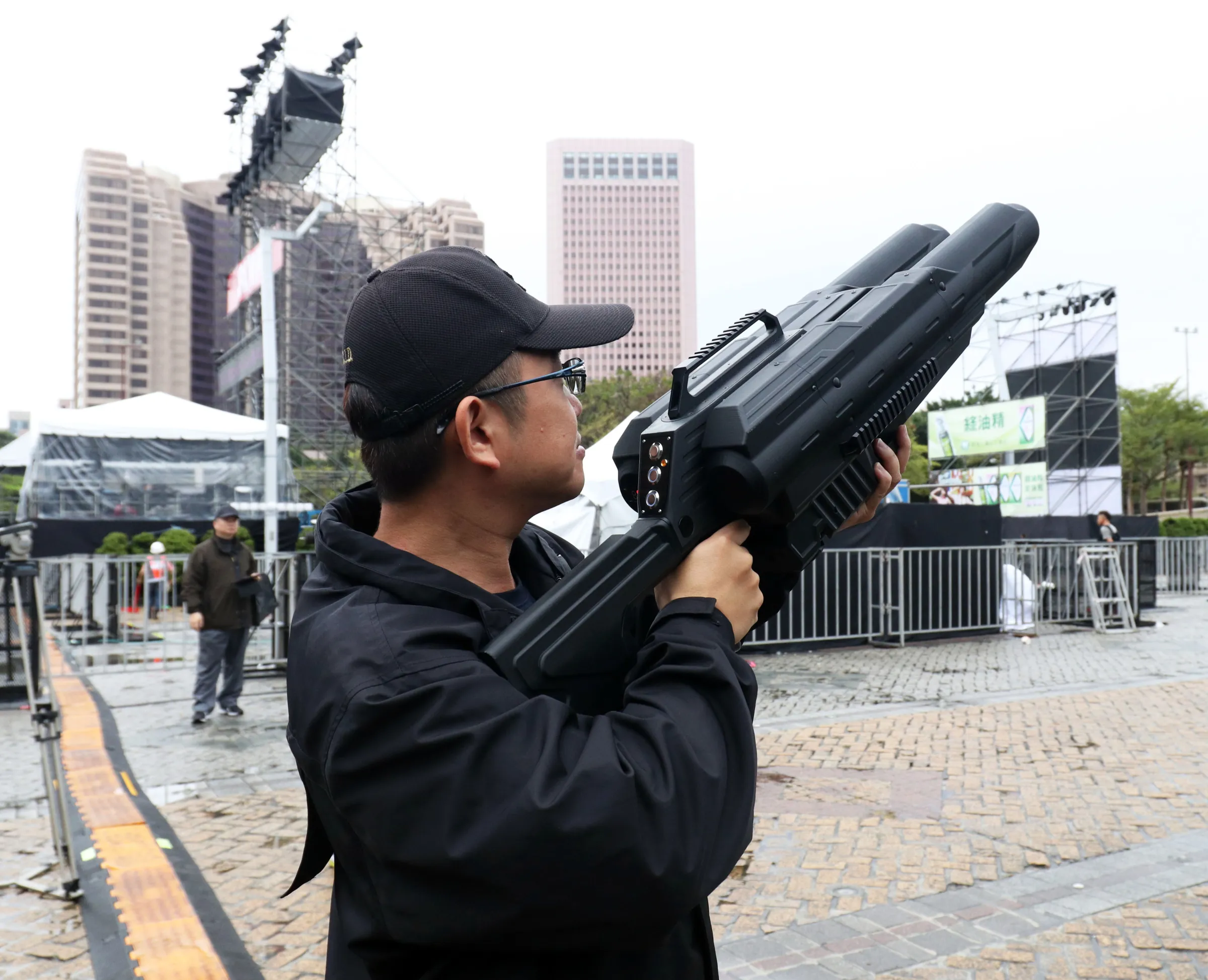 20201007-警察特別採購無人機干擾槍，建立反無人機能量，並透過干擾作為迫使其回到地面，這項造型特殊的裝備，在各縣市舉行如跨年晚會等大型活動前，都曾對外曝光。（蘇仲泓攝）