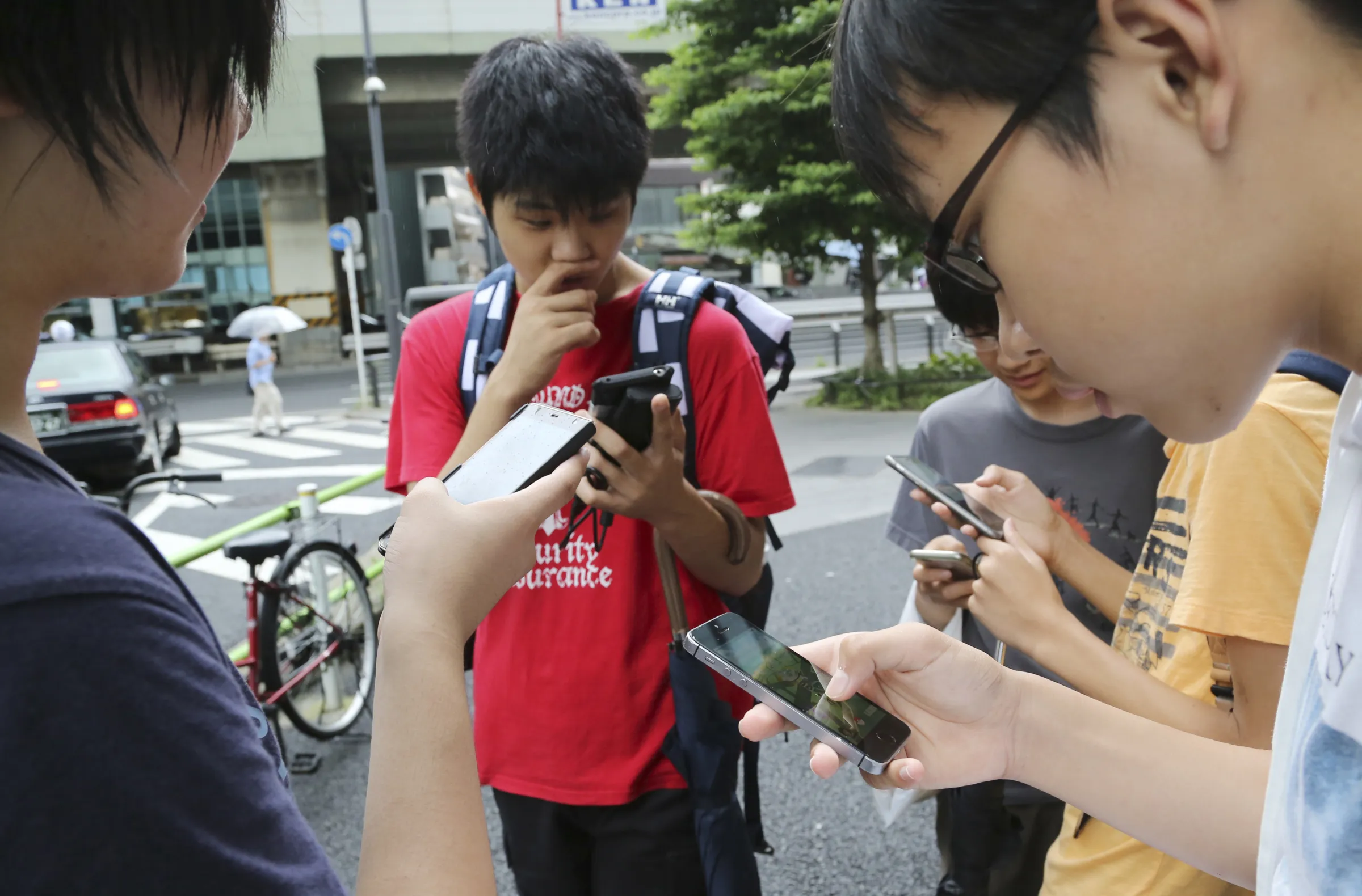 日本的年輕人在東京街頭玩Pokémon GO（美聯社）