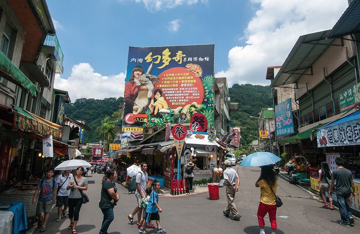 桃園、新竹3日公布確診機師（案16119）公共場所足跡，曾在8月底前往新竹關西鎮、內灣老街（見圖）、湖口火車站及新豐鄉某汽車旅館，引發關注。（資料照，取自交通部觀光局）