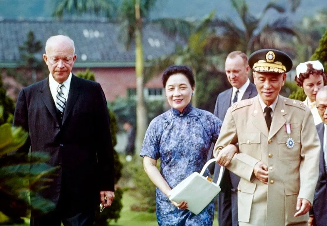 1960年、アイゼンハワー大統領が台湾を訪問、当時の中華民国総統蔣中正と夫人宋美齢が歓迎。（図／取自Wikimedia Commons）