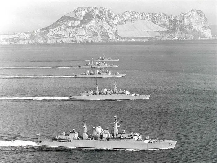 1982年，福克蘭戰爭，英國遠征艦隊行經直布羅陀（Pete Reeves@Wikipedia / CC BY 4.0）