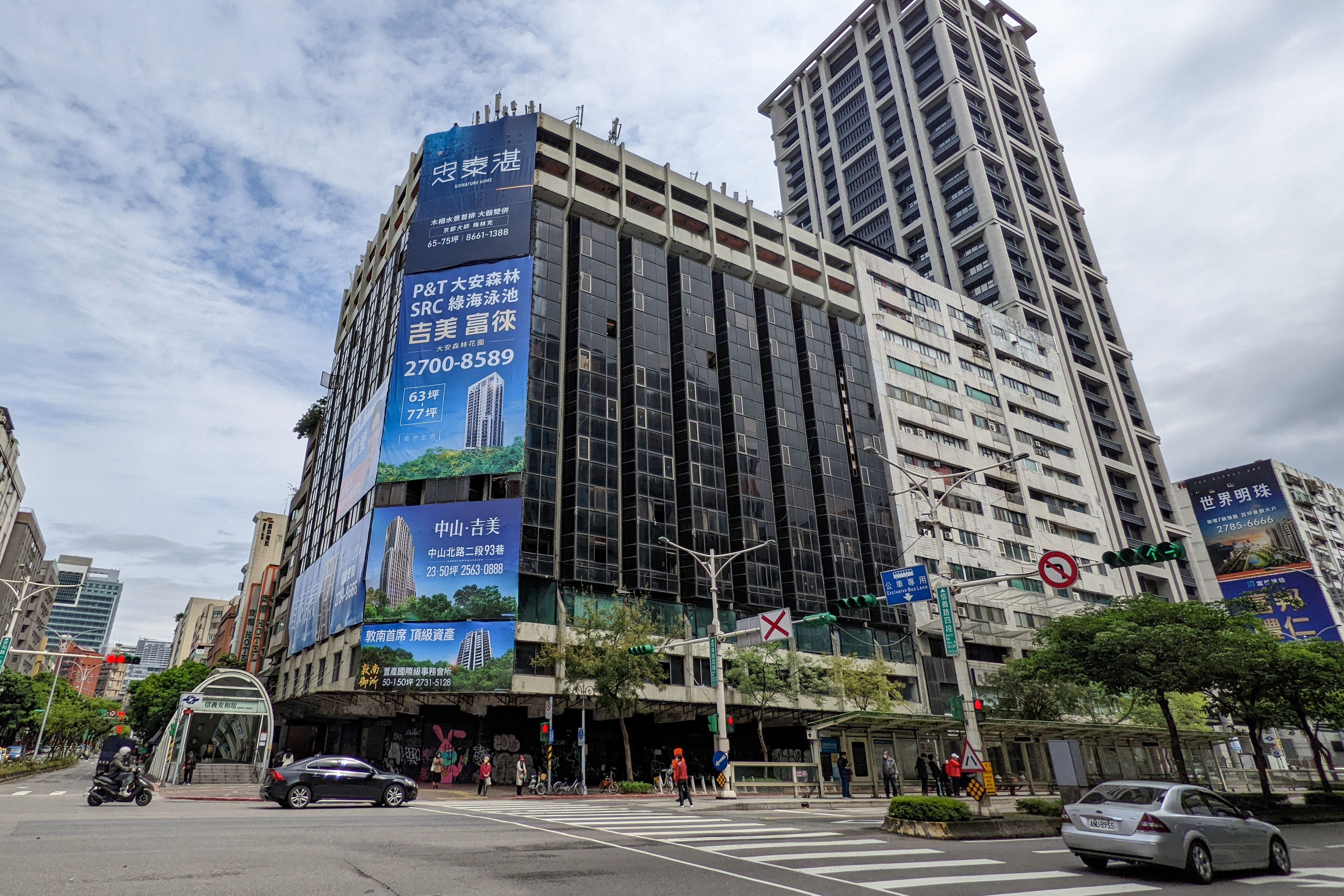 20220324-房地產配圖，爛尾樓，老屋重建，信義路安和路口。（顏麟宇攝）