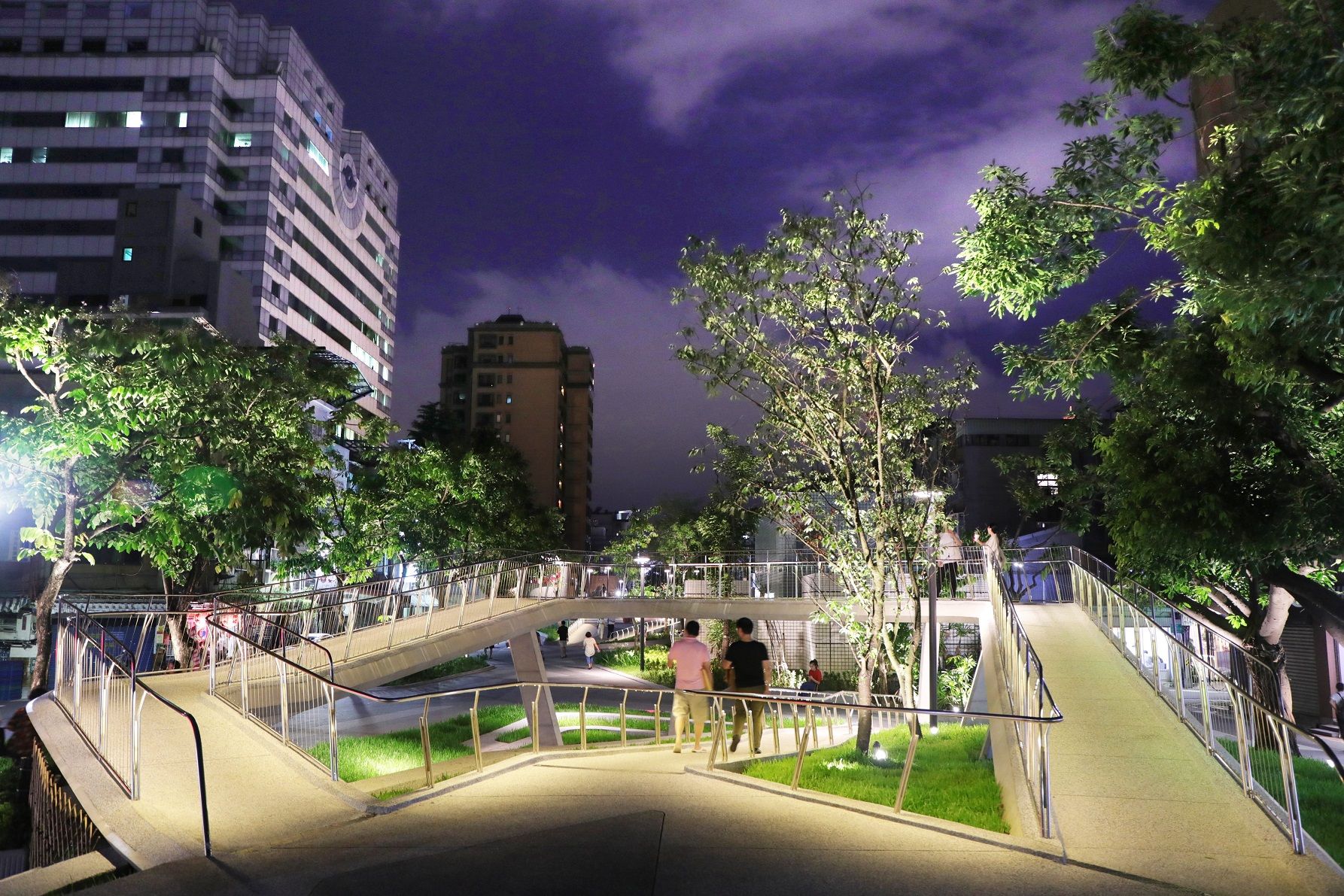 北市府以「當代．青春．多元」為定位，推廣北市深度人文故事，涵蓋城市綠地景觀心中山線形公園，發展出新舊交融獨特的城市文化。（圖／臺北大眾捷運股份有限公司提供）