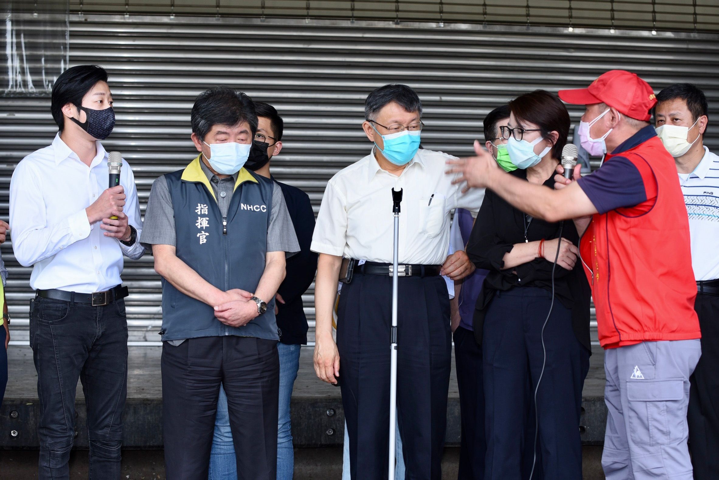 無黨籍立委林昶佐日前在環南市場直指台北市長柯文哲「講廢話」，被在場的市場自治會長林勝東反嗆，意外讓林昶佐本人負面聲量飆升。（資料照，顏麟宇攝）