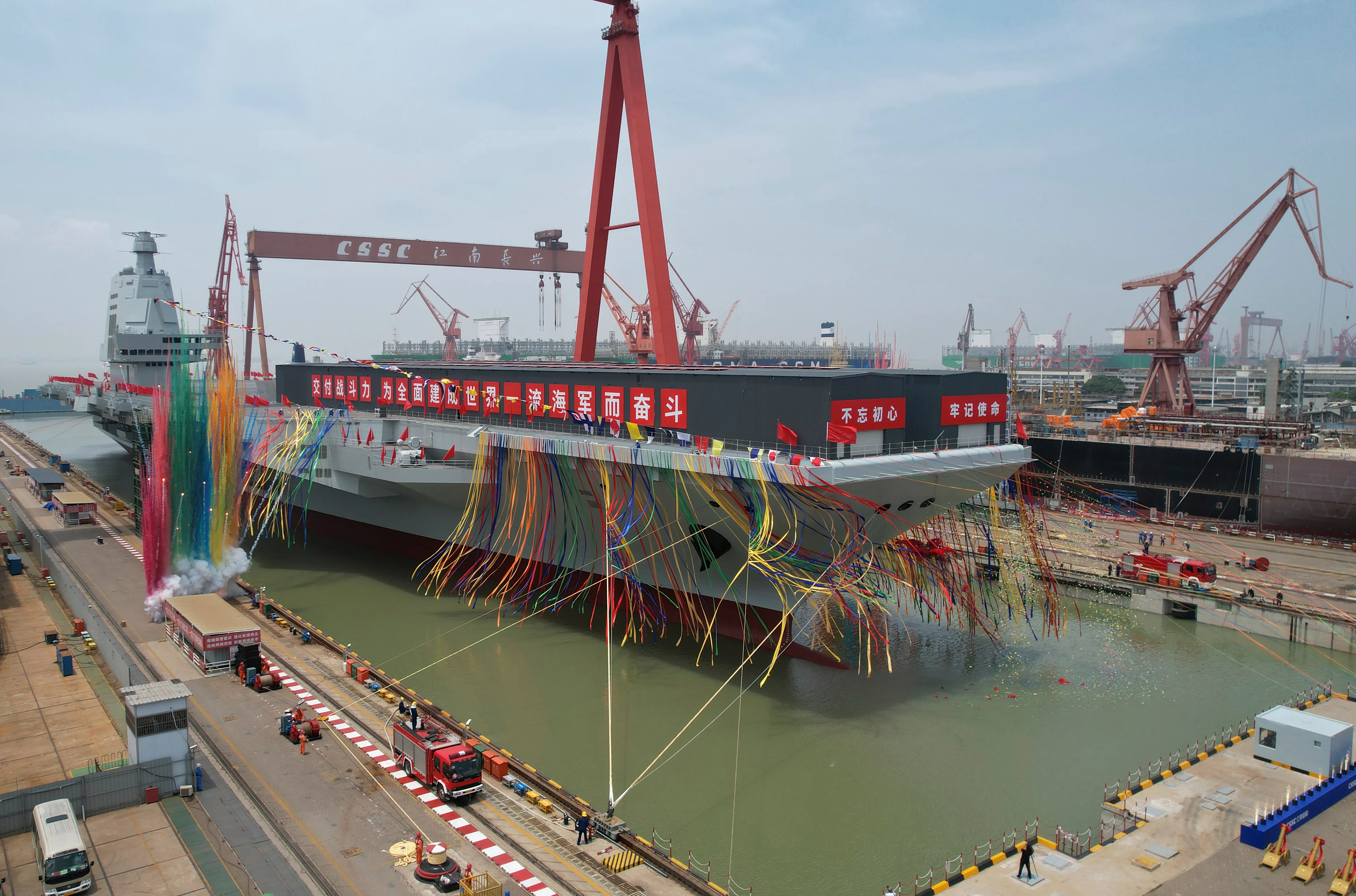 2022年6月17日、中国第三艘航母、第二艘国産航空母艦「福建艦」下水。（美联社）