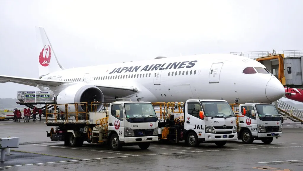 日本航空JL-809班機4日中午已於成田機場起飛，預計當天下午將載運124萬劑AZ疫苗抵達桃園機場。（美聯社）