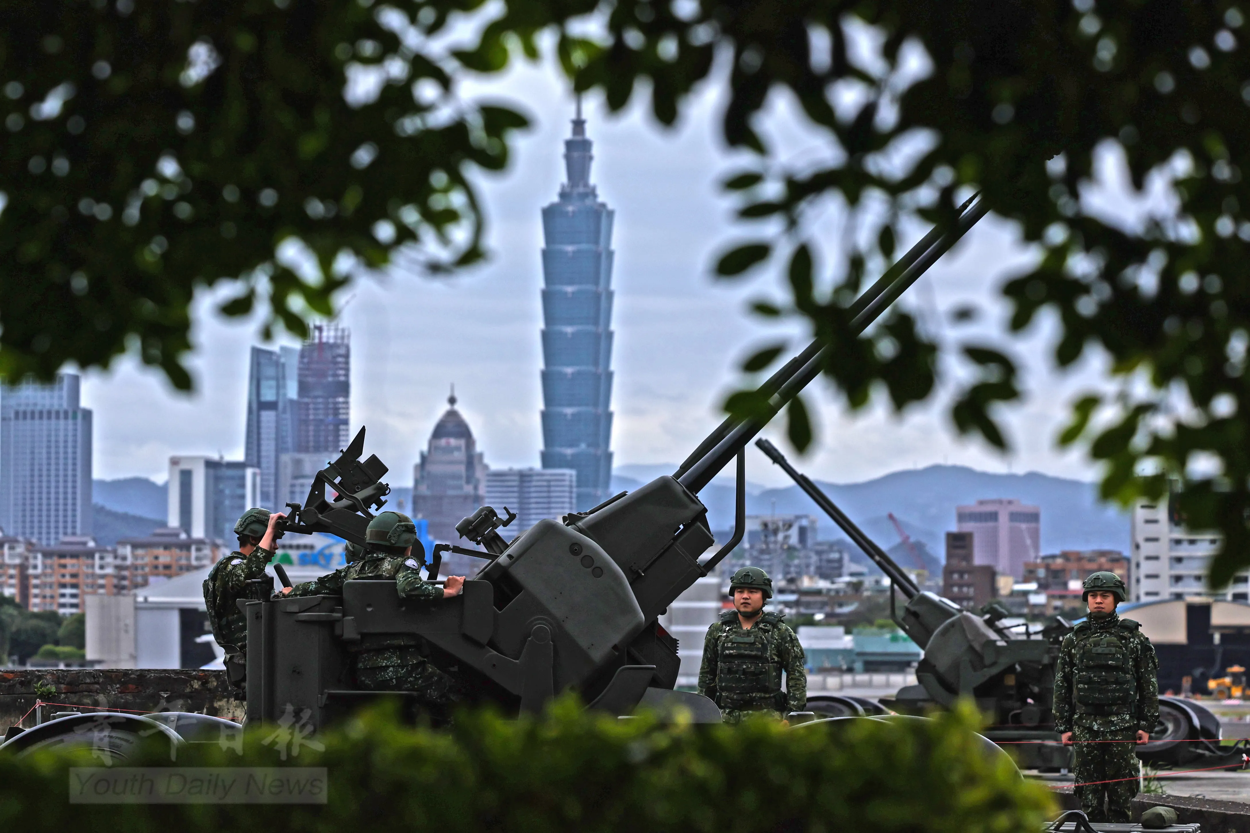 中共軍演が台湾海峡の緊張を引き起こす中、国軍は「衝突をエスカレートさせず、紛争を引き起こさず」という原則を守り続け、国家の安全を守る。写真は35口径対空機関砲。（軍聞社提供）