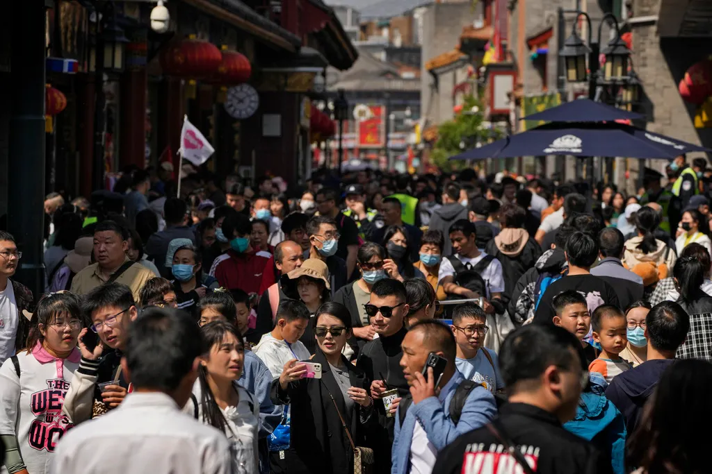 中国国家統計局は今週、4月に国外の24歳未満の青年失業率が20.4%を初めて超えたと発表した。（AP）