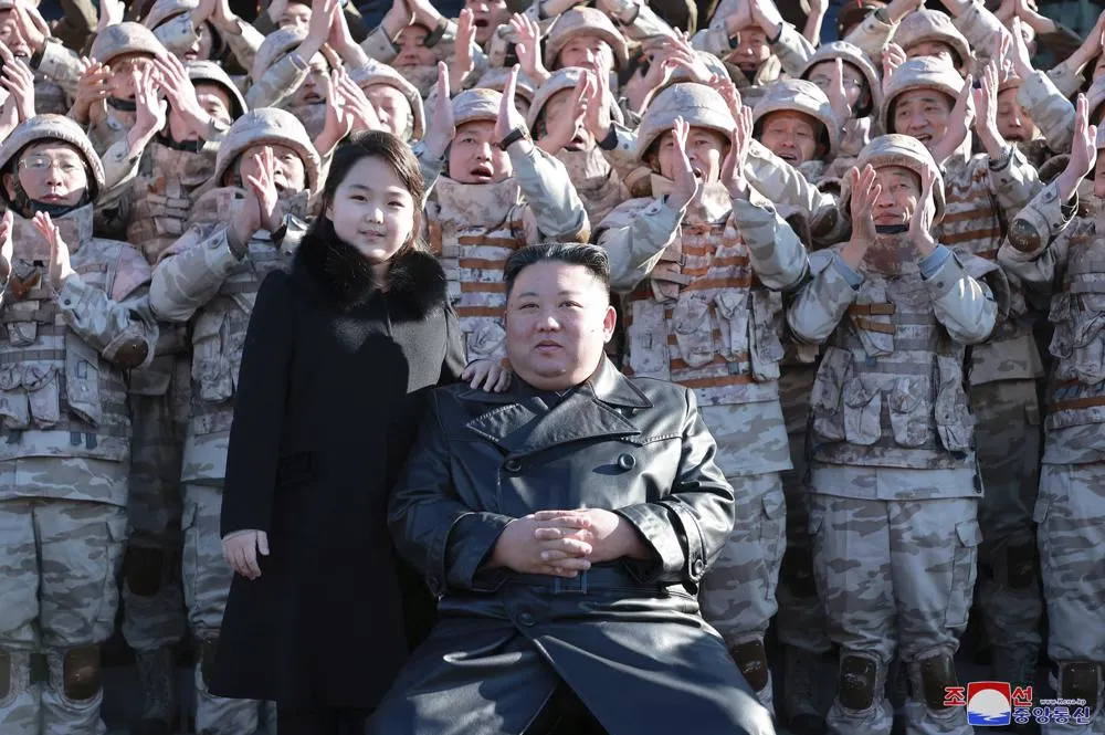 2022年11月27日、北韓の国家メディアが金正恩と火星17型（Hwasong-17）ミサイル開発の軍人たちと共に記念写真を発表。その写真で金正恩の次女金主愛が父親の隣に立つ姿が確認されたが、彼女の公の場への二度目の登場だった。（AP）