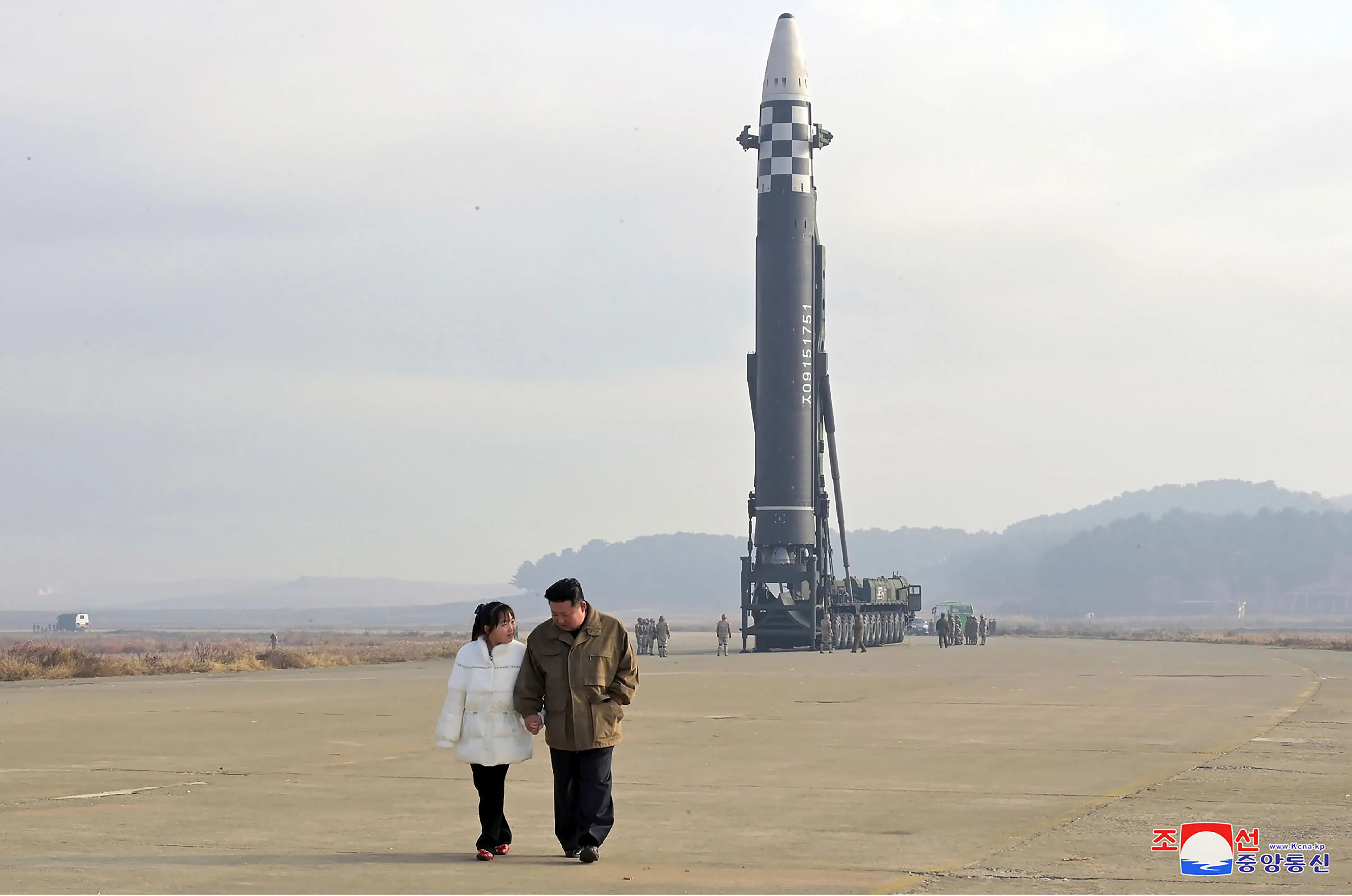 2022年11月19日、北韓公式に発表された金正恩と娘の金主愛の写真（AP）