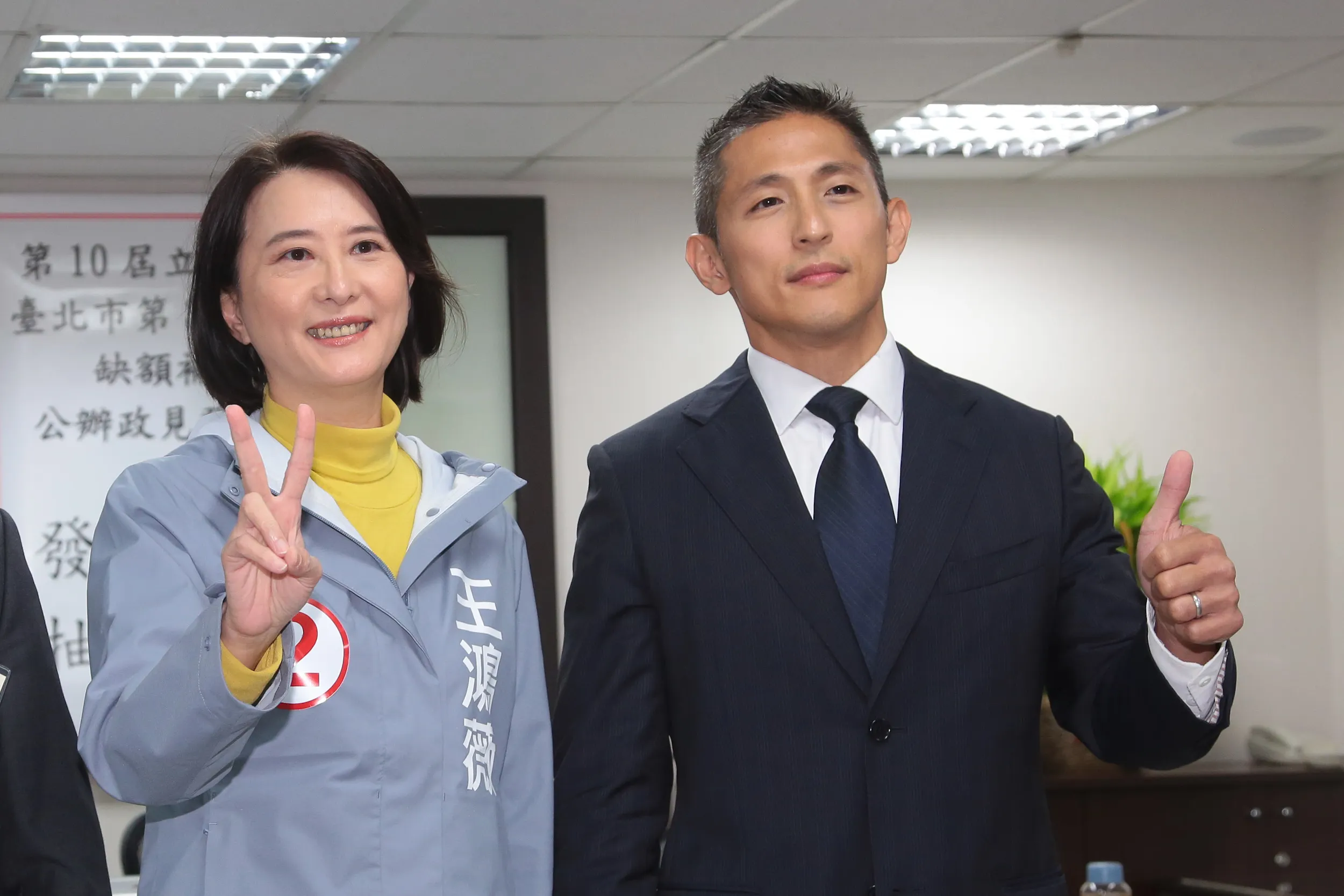 20230104-民進黨台北市第三選區立委補選候選人吳怡農（右）、国民党台北市第三選区立委補選候選人王鴻薇（左）4日出席公办政见発表会。（颜麟宇撮影）