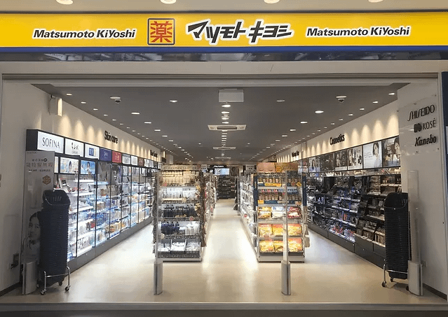 許多人去日本都一定會逛藥妝店，究竟日本藥妝店有什麼魔力？（示意圖／翻攝自松本清官網）