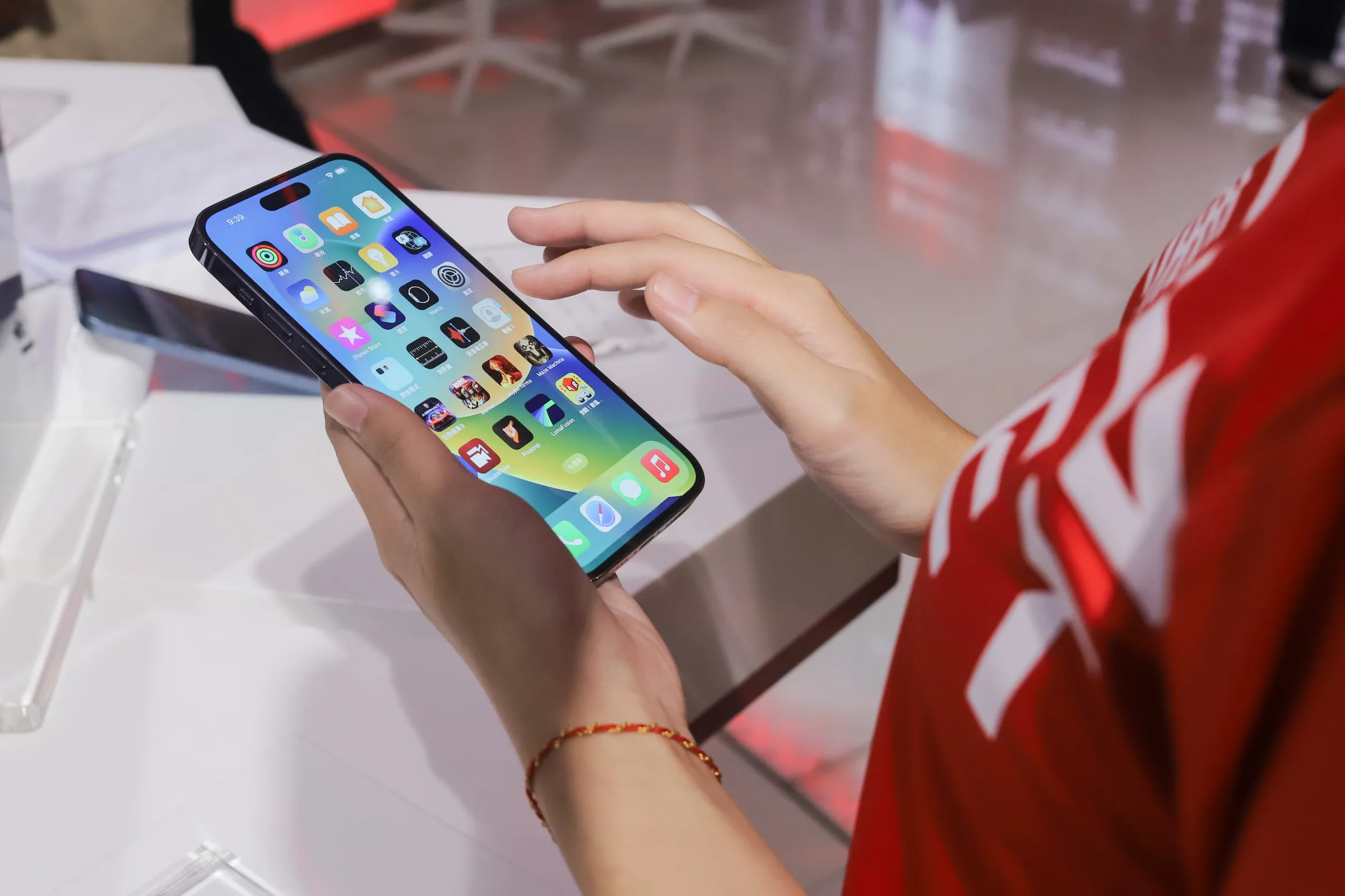 iPhone15價錢貴？網友點出蘋果手機的優點。圖為iPhone14。（資料照／陳品佑攝）