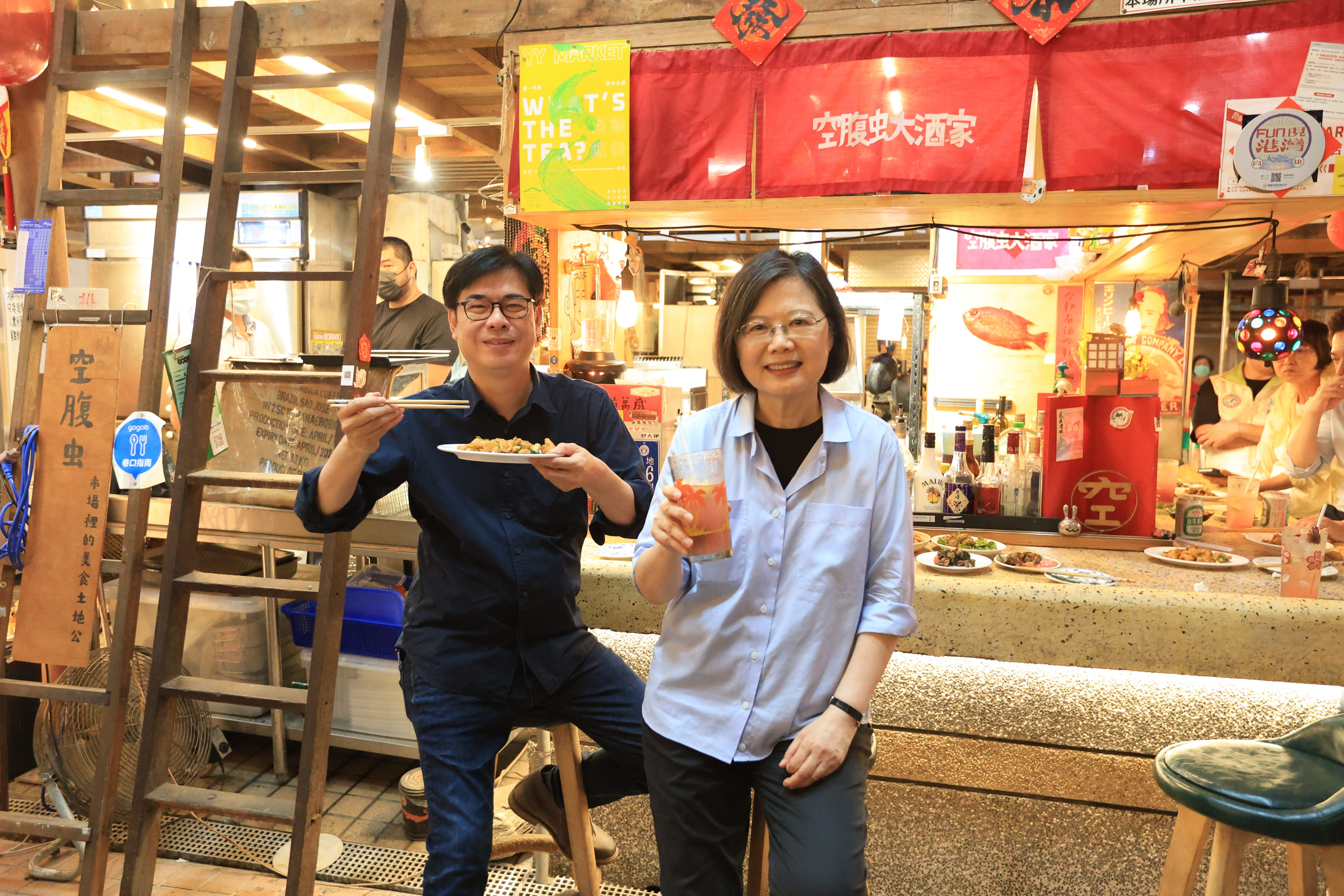 市長陳其邁陪同總統蔡英文走訪鹽一市場，感受青銀共市的購物環境。（圖/高市府提供）