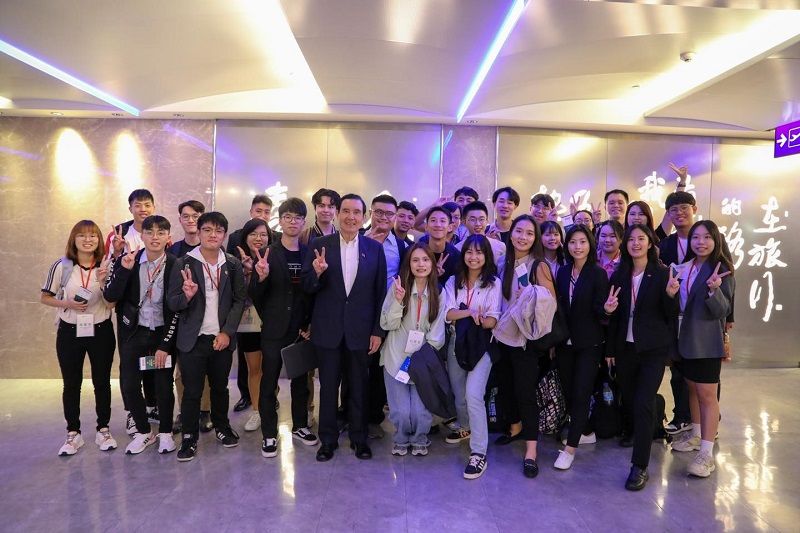 「大九学堂」の参加学生を率いてシンガポールを訪問した前総統の馬英九氏。（馬英九氏のFacebookより）