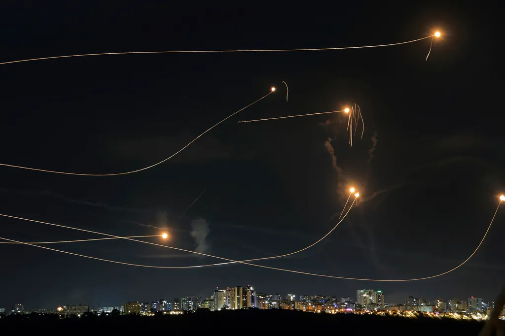 2023年10月20日、イスラエルのアイアンドーム防空システムがガザから発射されたロケットを迎撃している。（AP通信）