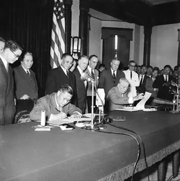 2017-03-27-外交部長葉公超(左)與美國國務卿杜勒斯(右)在臺北交換批准之文件，並宣布《中美共同防禦條約》生效。（取自國家檔案資料庫）