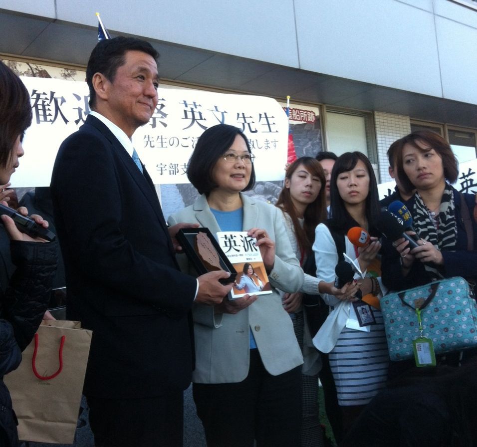蔡英文身為民進黨總統參選人期間曾訪問日本首相安倍晉三的故鄉山口縣，安倍晉三的胞弟、衆議院議員岸信夫當時親自到宇部機場迎接，蔡英文並贈送自己的新書《英派》。（顏振凱攝）