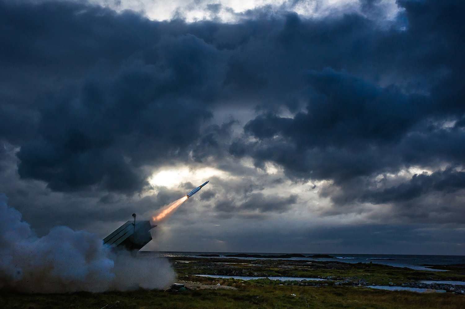 NASAMSがAMRAAM-ERミサイルを発射している。（レイセオン社HPより）