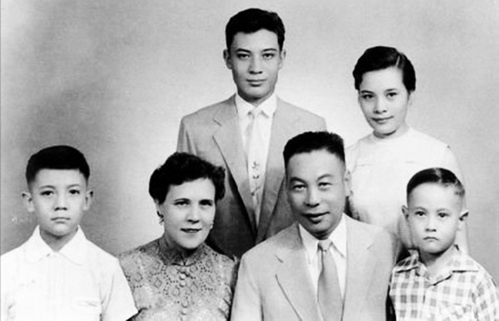 蔣經國家庭：（前左起）蔣孝武、蔣方良、蔣經國、蔣孝勇、（後左起）蔣孝文、蔣孝章（圖/wikimedia commons）