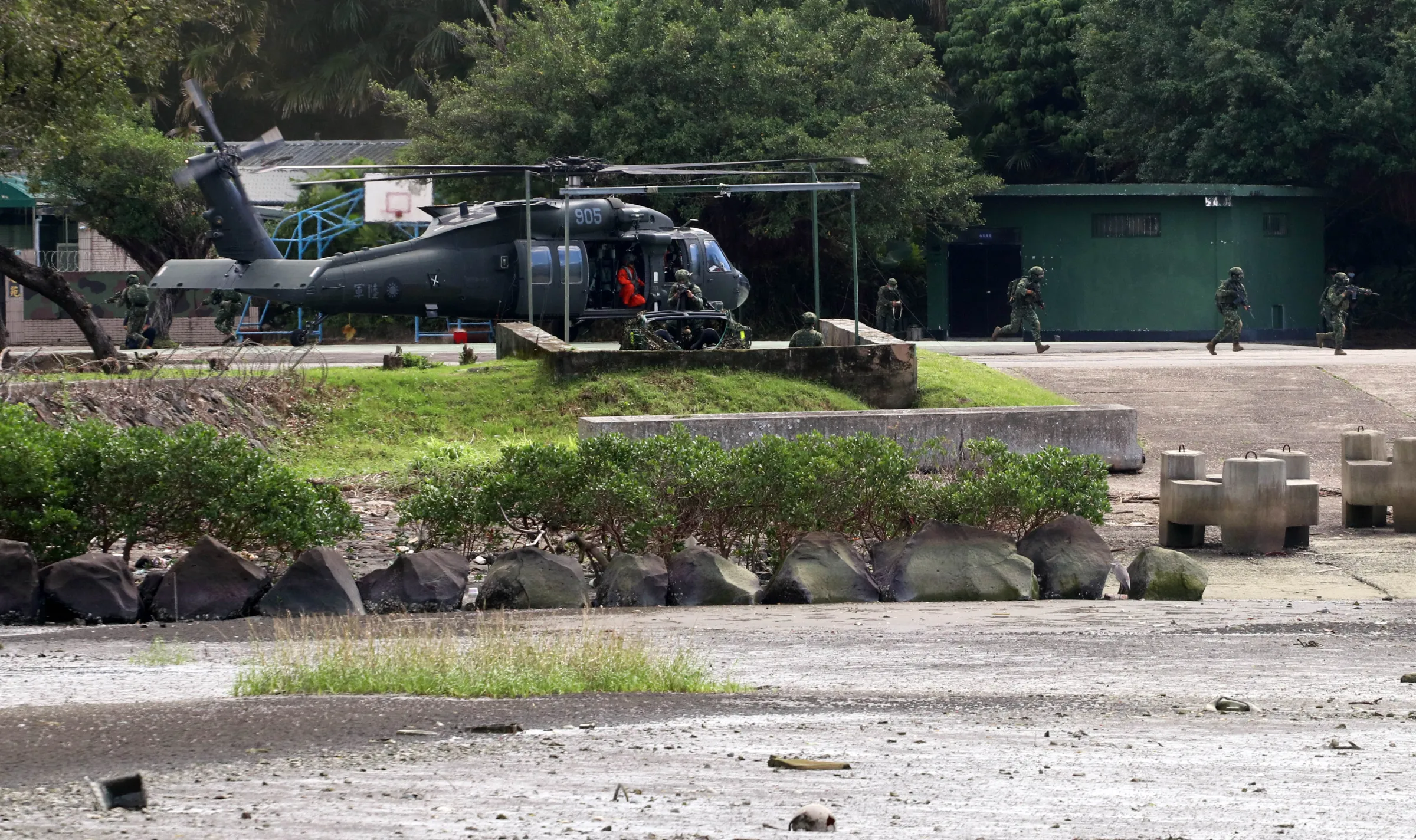 20221103-UH-60M黑鷹直升機以機降方式，將人員直接投射至欲增援的主戰部隊周邊。（蘇仲泓攝）