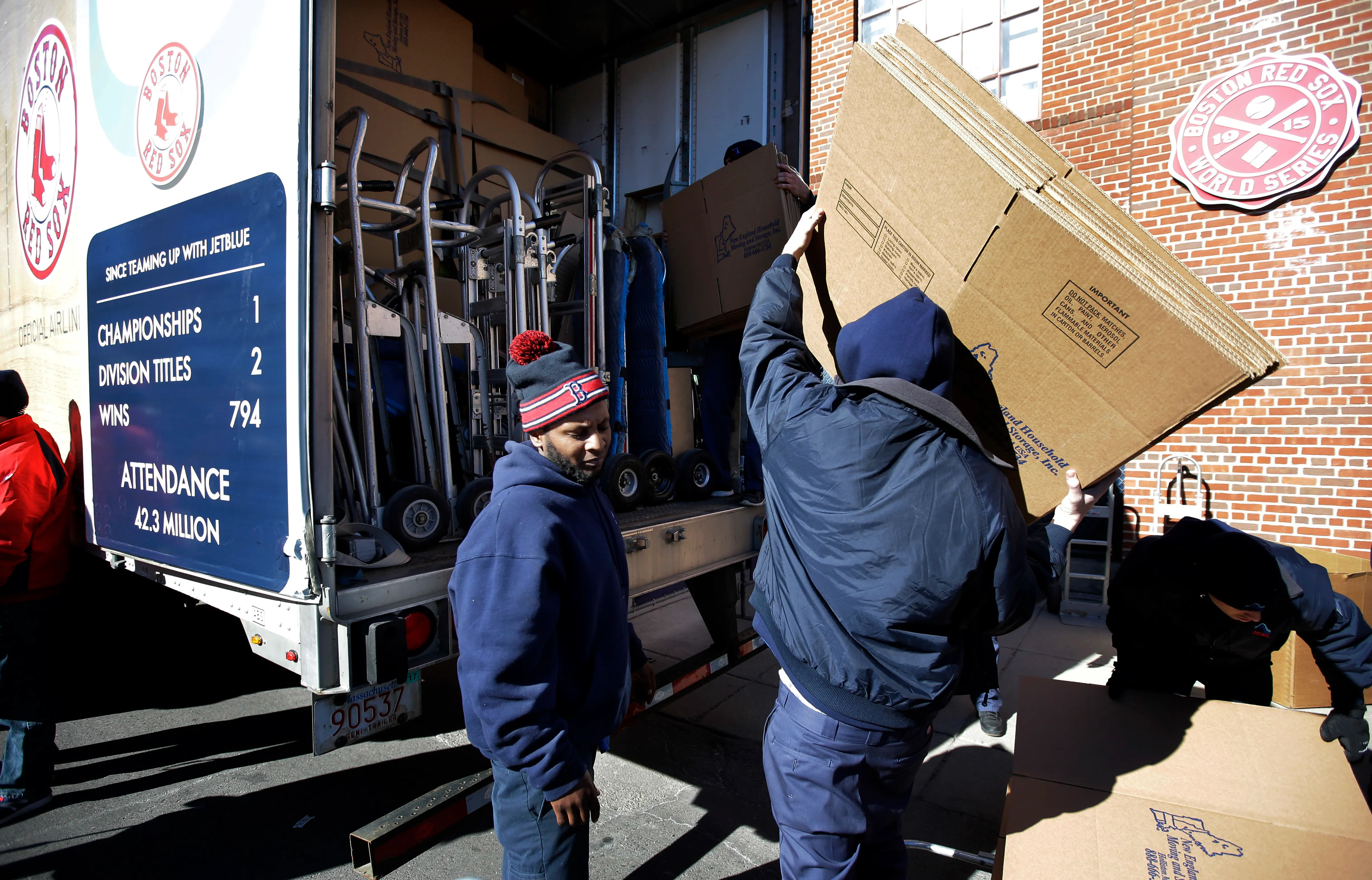 アメリカのブルーカラーワーカーはトランプ支持の主力（AP）