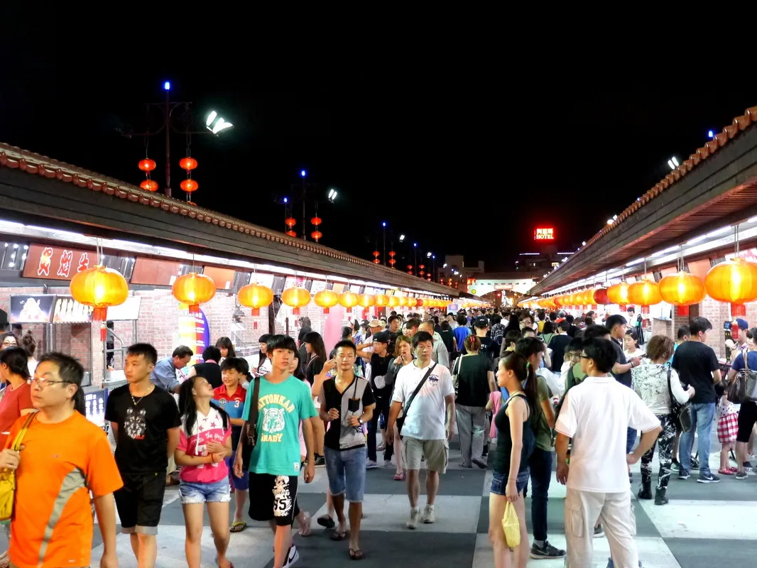 花蓮縣環境保護局針對東大門觀光夜市油煙異味污染餐飲業，施行油煙輔導改善策略。（圖／擷取自東大門夜市官網）